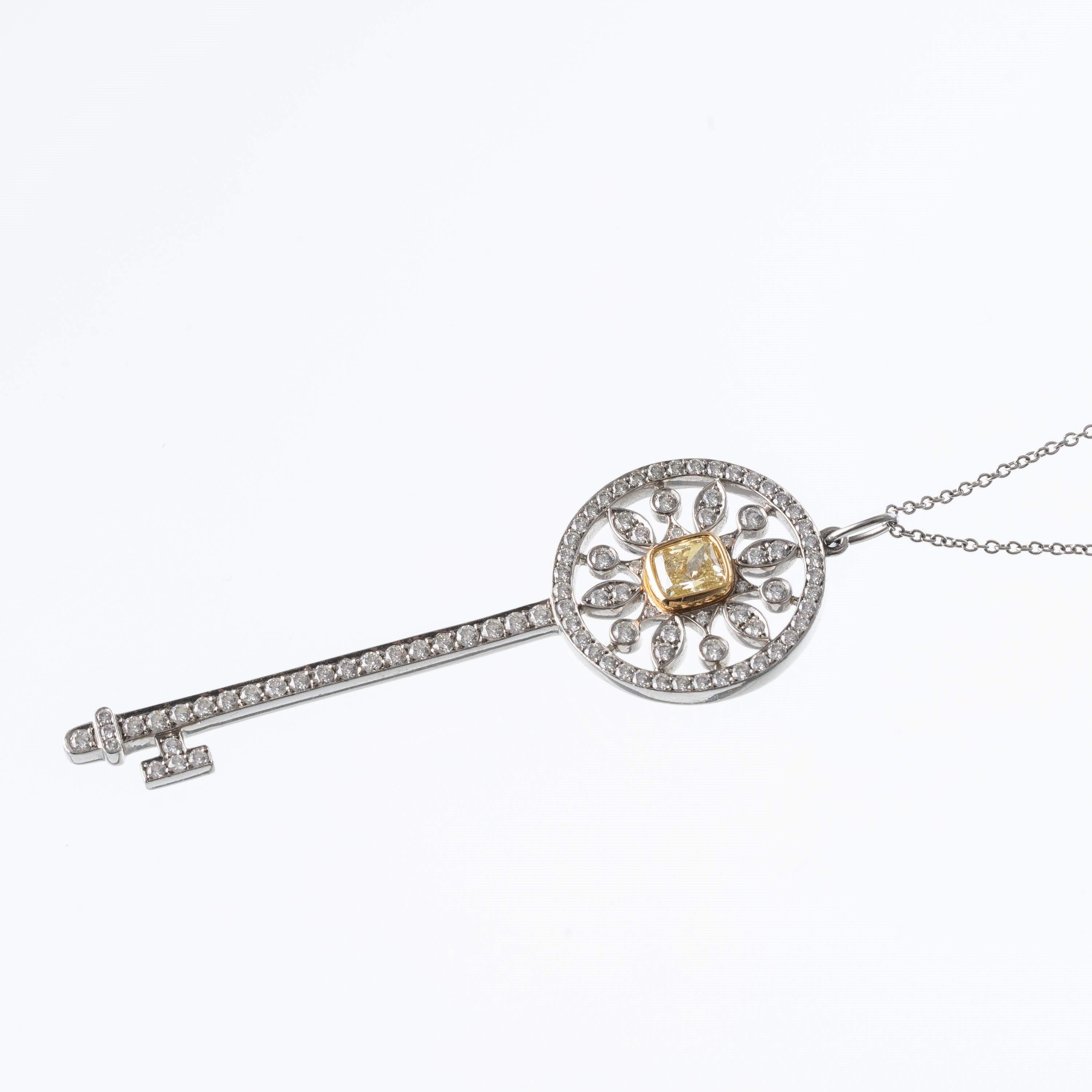 Tiffany & Co - Collana con chiave in platino e diamanti Cushion