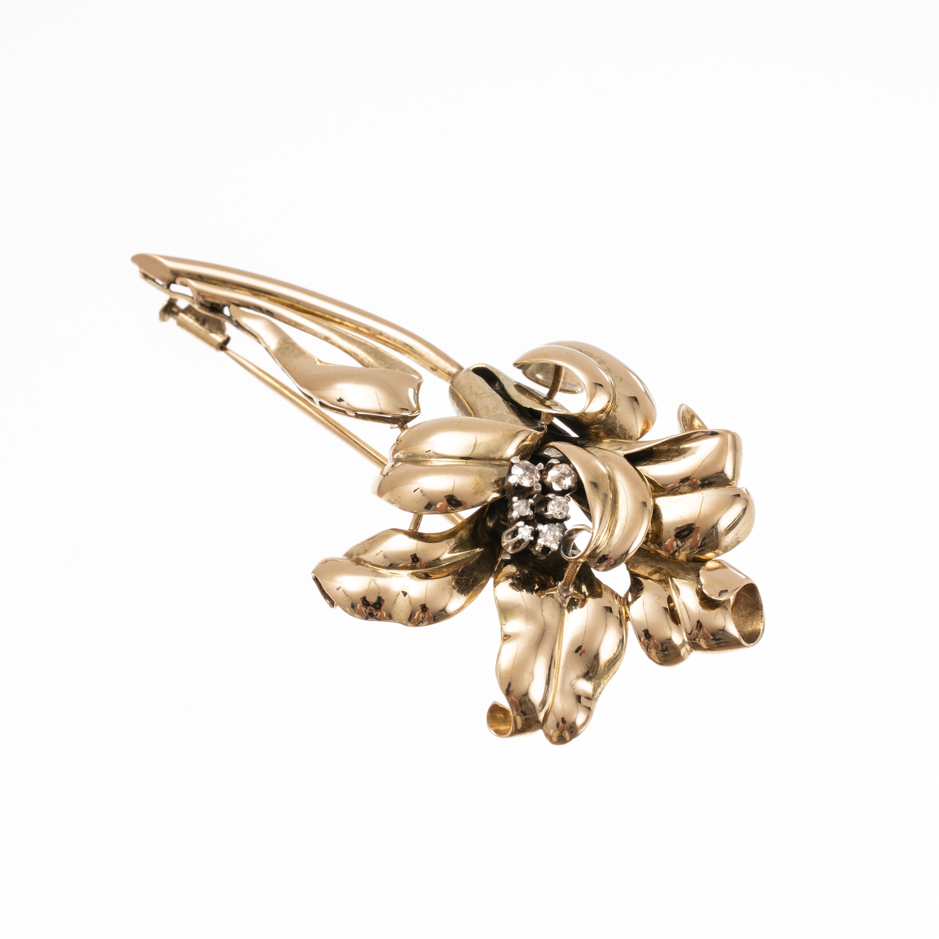 Spilla in oro giallo 18 kt a motivo floreale con diamanti