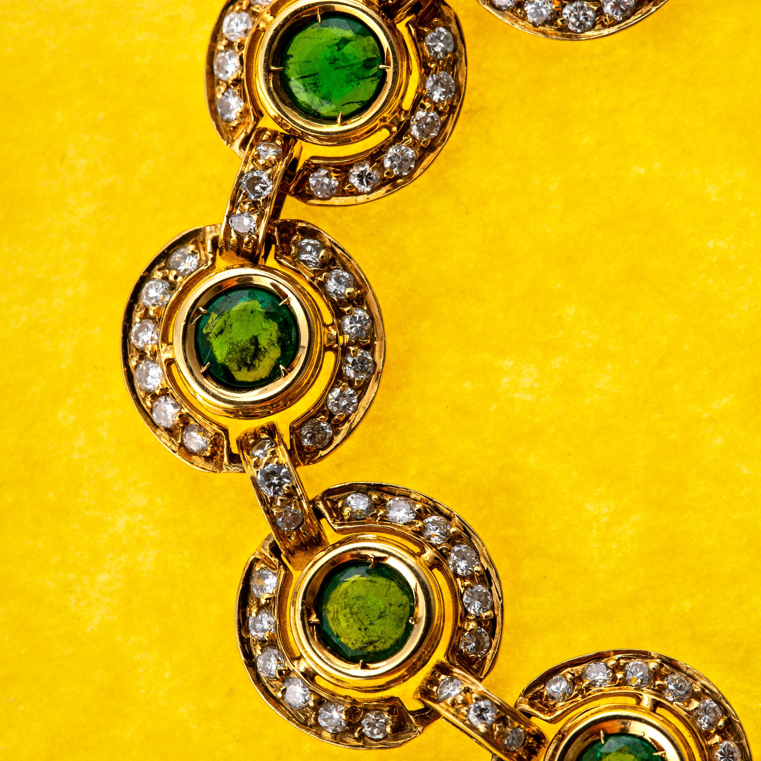 Bracciale in oro giallo 18 kt con smeraldi e brillantini