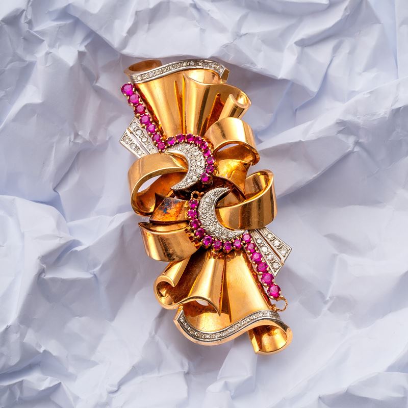 Spilla in tre elementi, oro rosa 18 kt con pietre rosse e brillantini