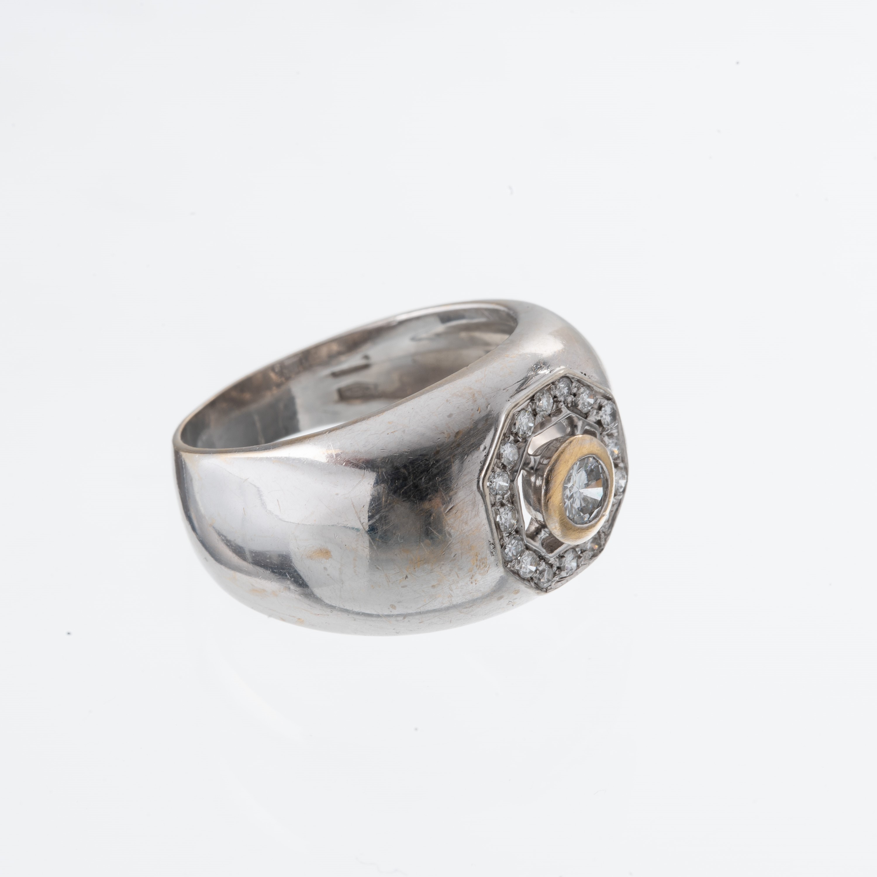 Anello in oro bianco 18 kt con pietra centrale e contorno di brillanti