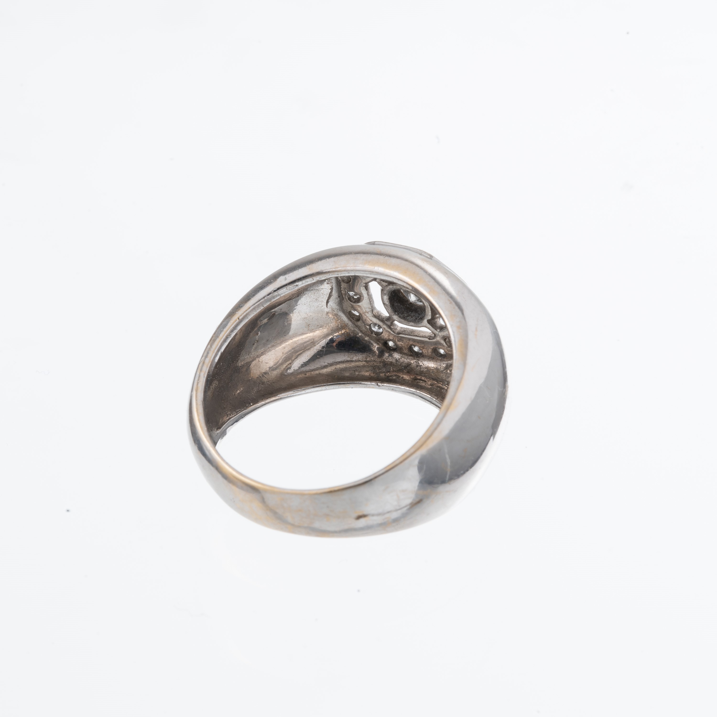 Anello in oro bianco 18 kt con pietra centrale e contorno di brillanti