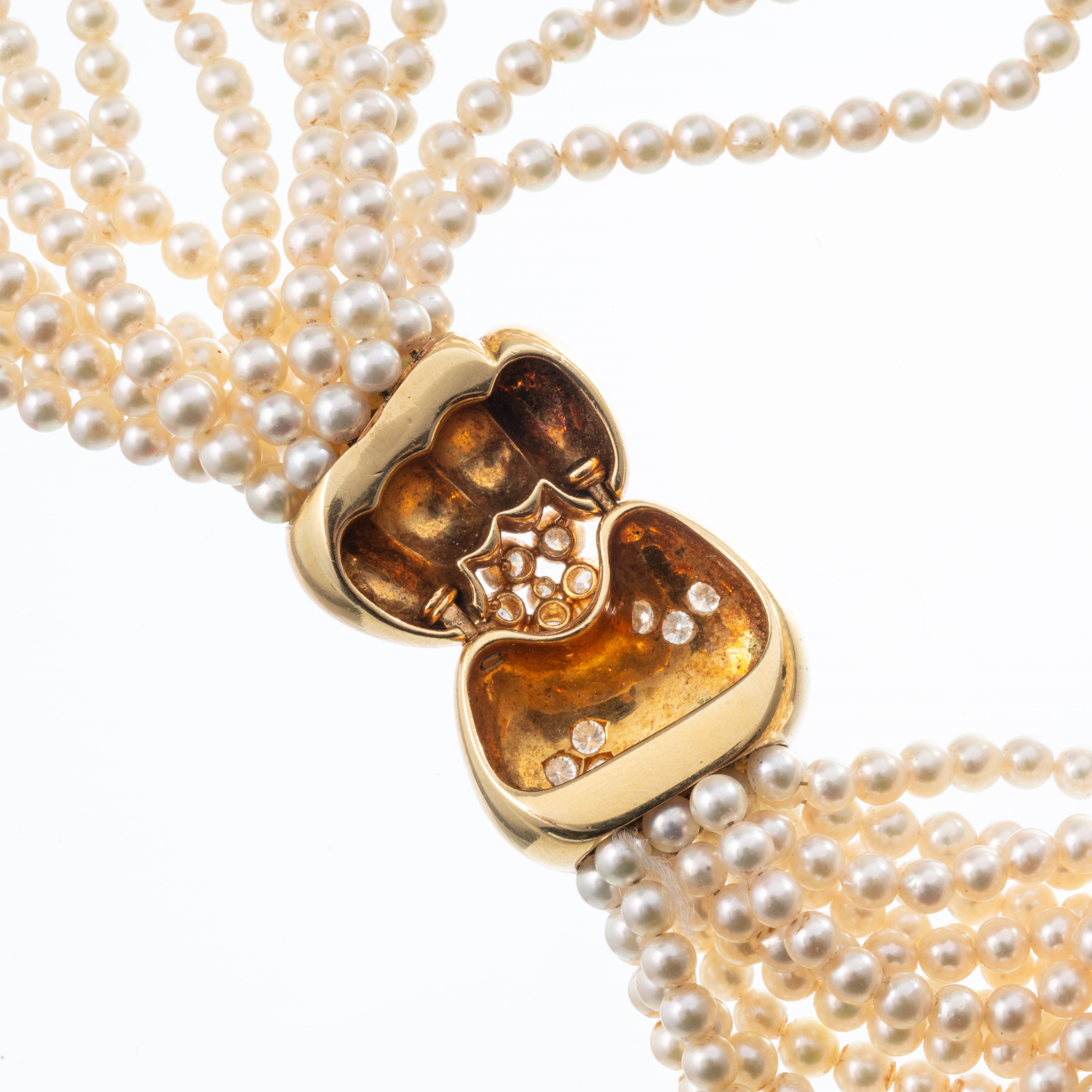 Girocollo in perline, chiusura in oro giallo 18 kt con brillanti