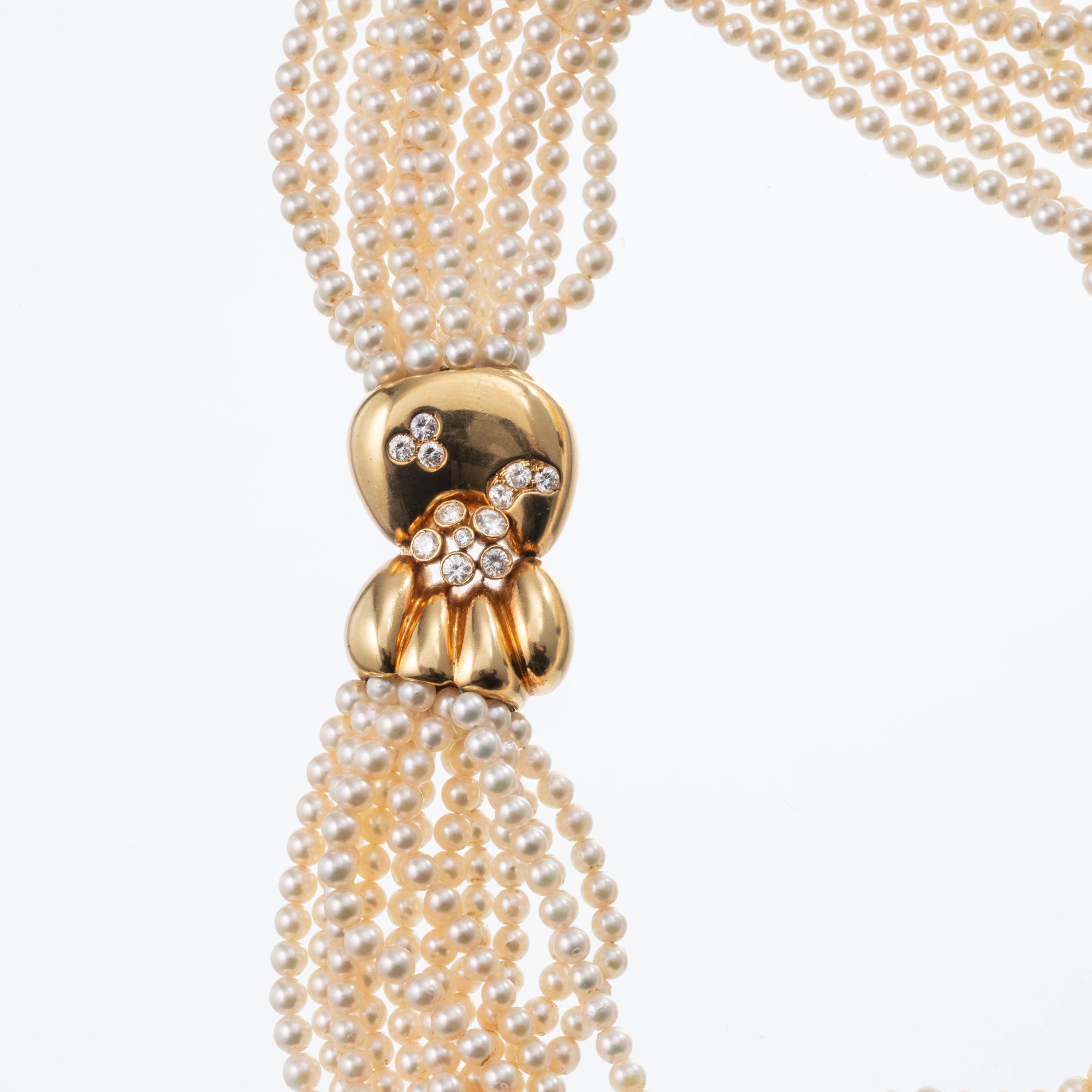 Girocollo in perline, chiusura in oro giallo 18 kt con brillanti