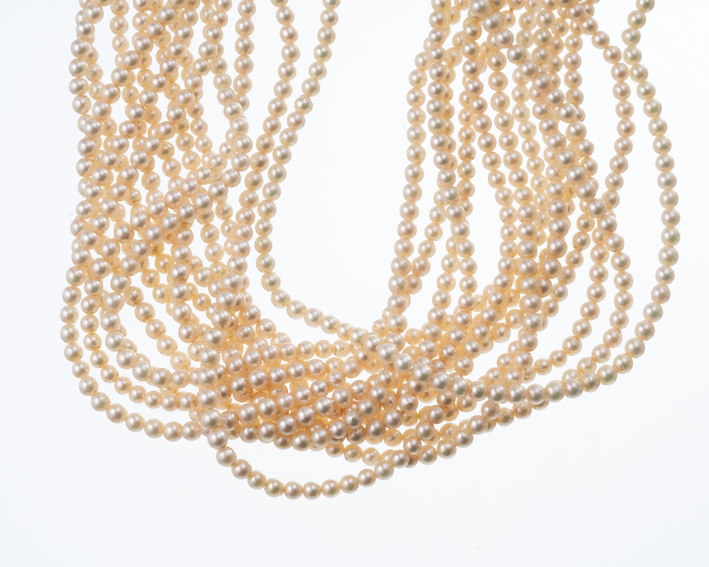 Girocollo in perline, chiusura in oro giallo 18 kt con brillanti