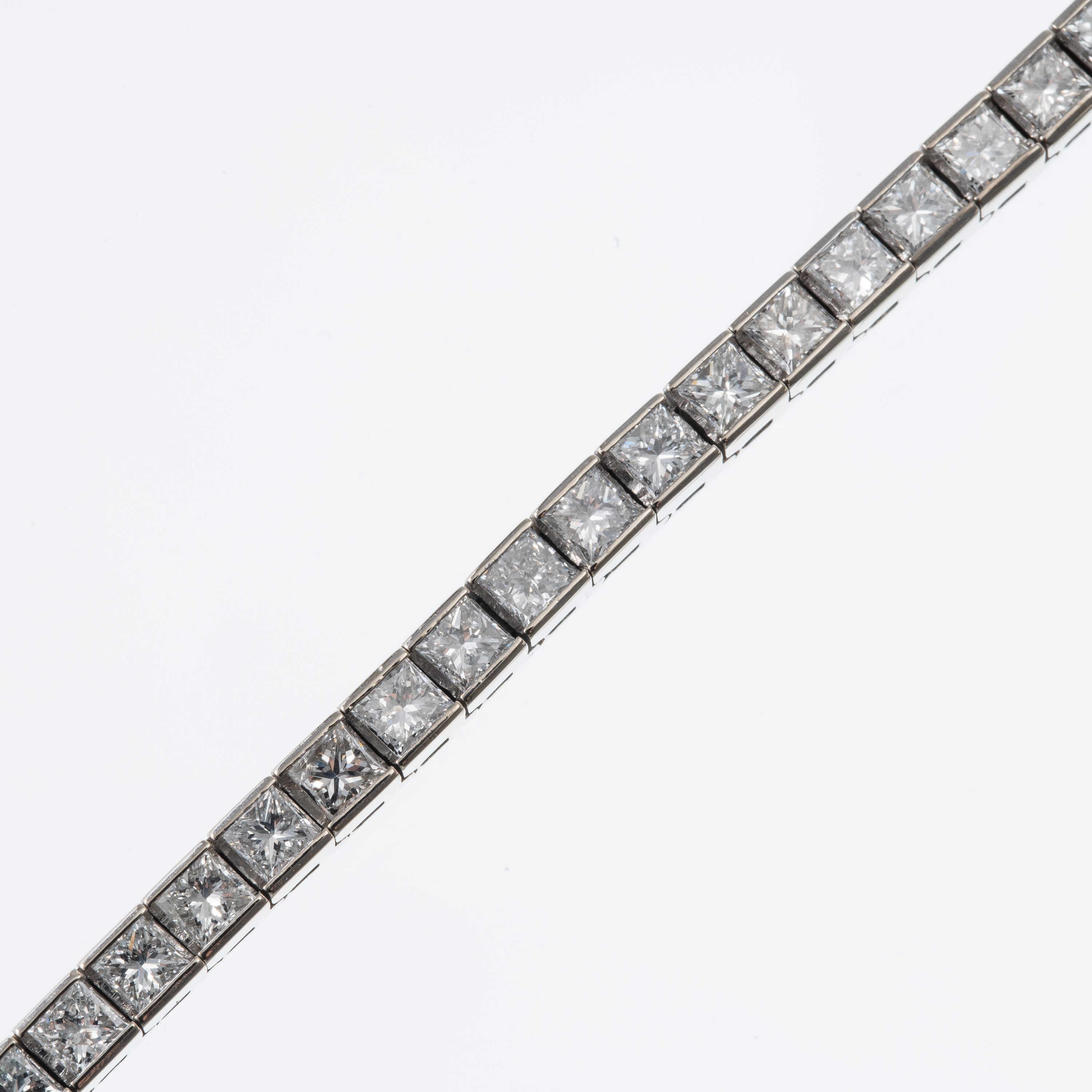 Bracciale tennis in oro bianco 18 kt con diamanti carré incolori