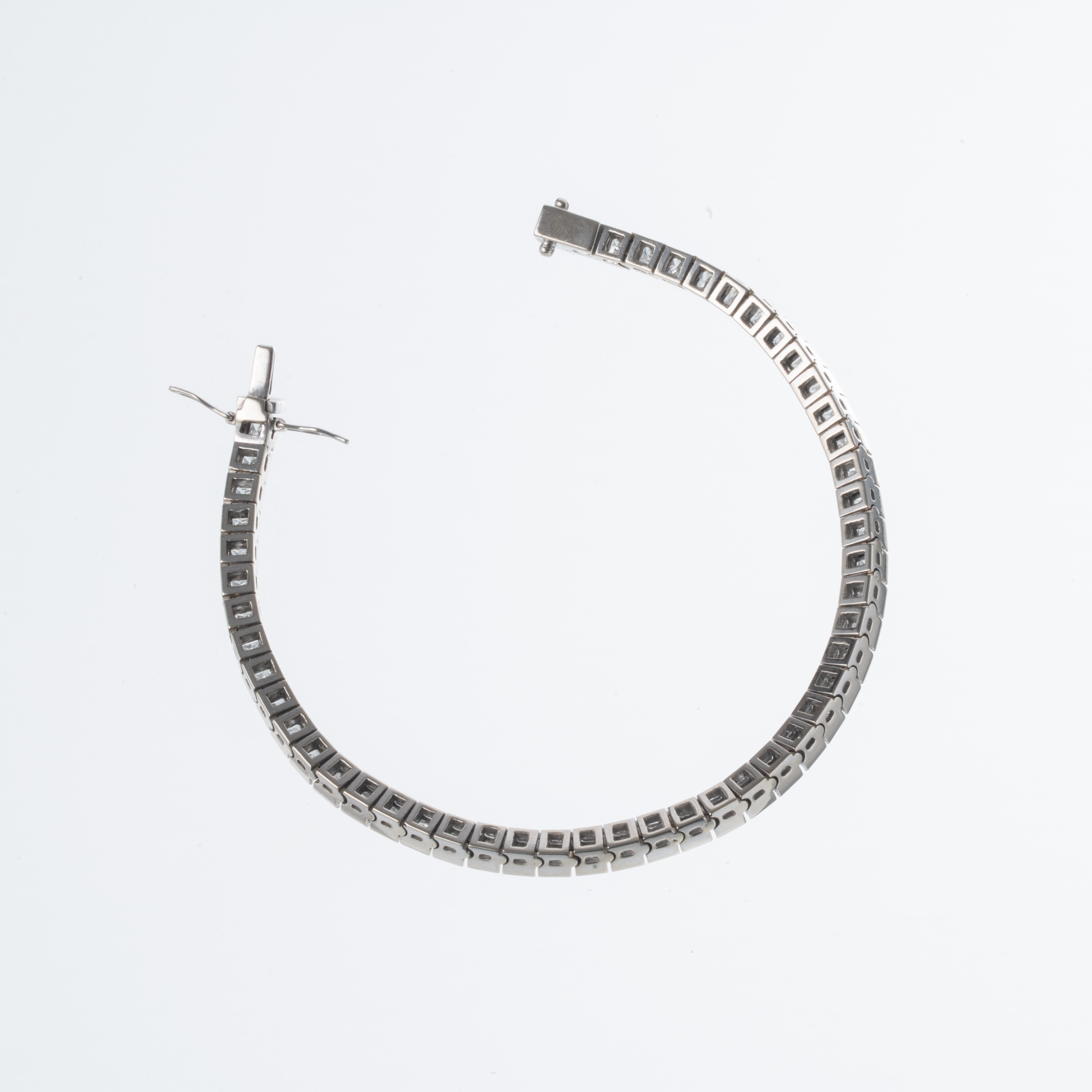 Bracciale tennis in oro bianco 18 kt con diamanti carré incolori