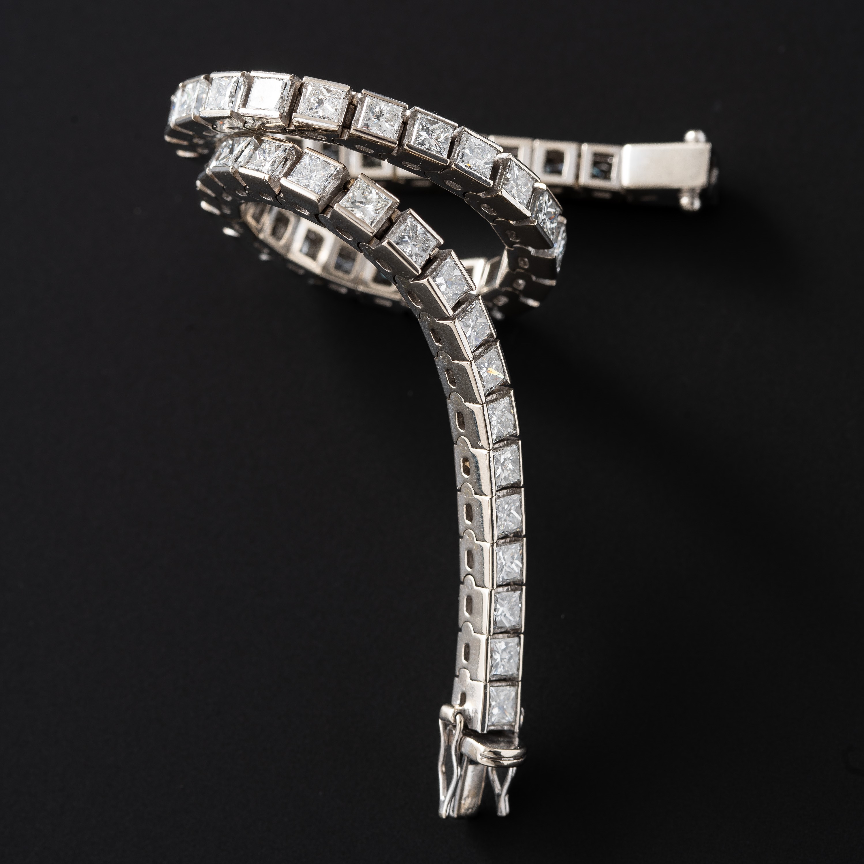 Bracciale tennis in oro bianco 18 kt con diamanti carré incolori