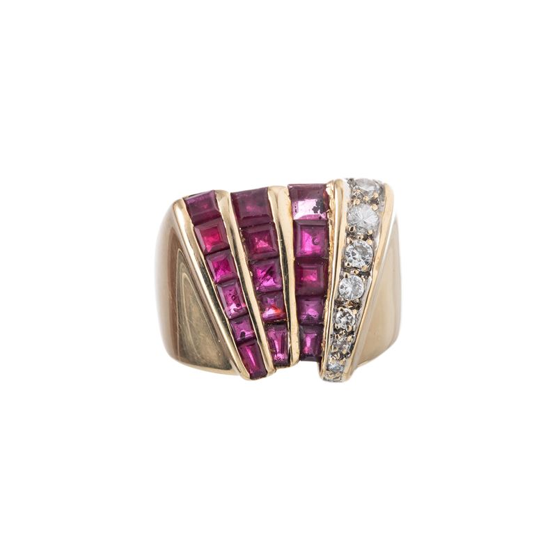 Anello in oro giallo 14 kt con rubini e diamanti