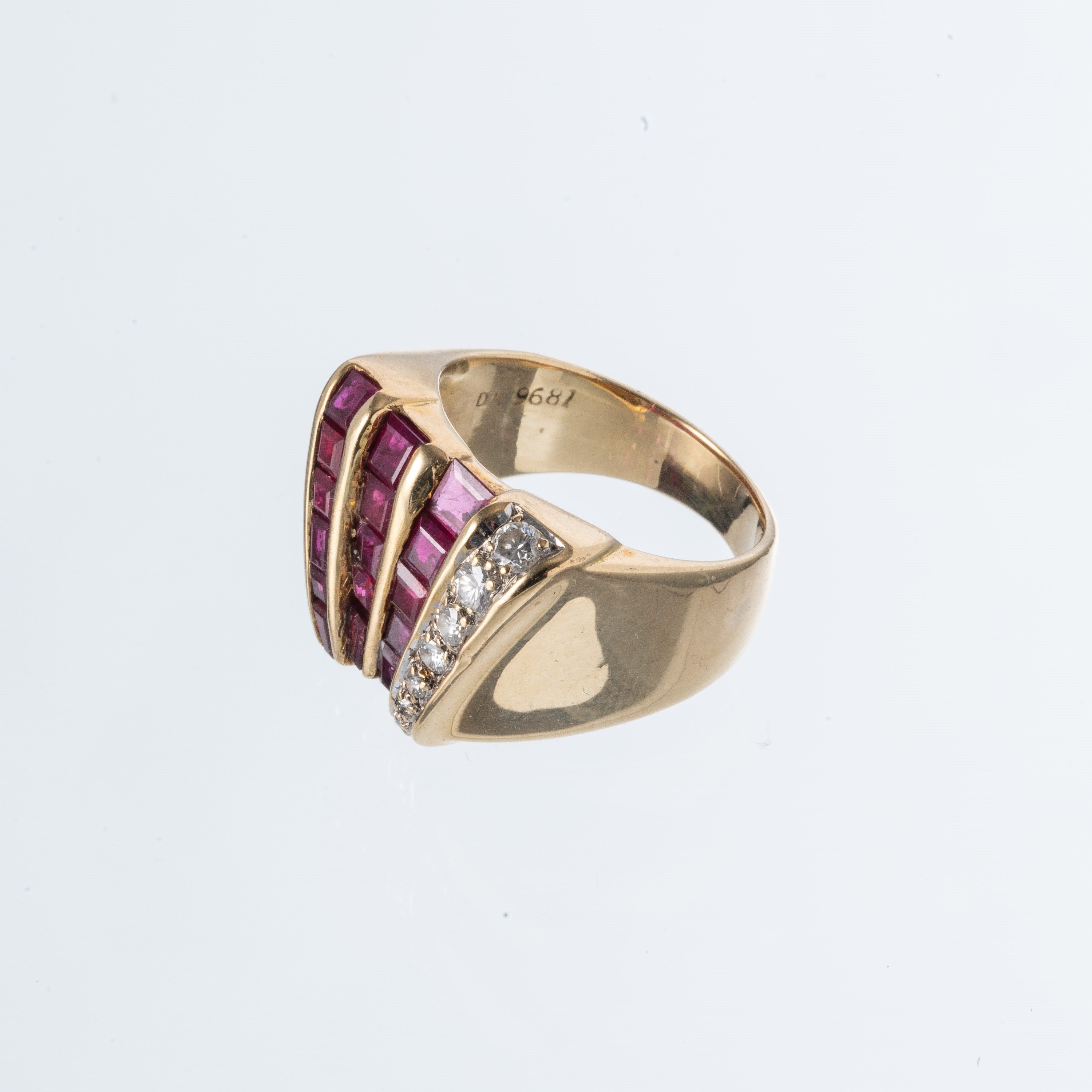 Anello in oro giallo 14 kt con rubini e diamanti