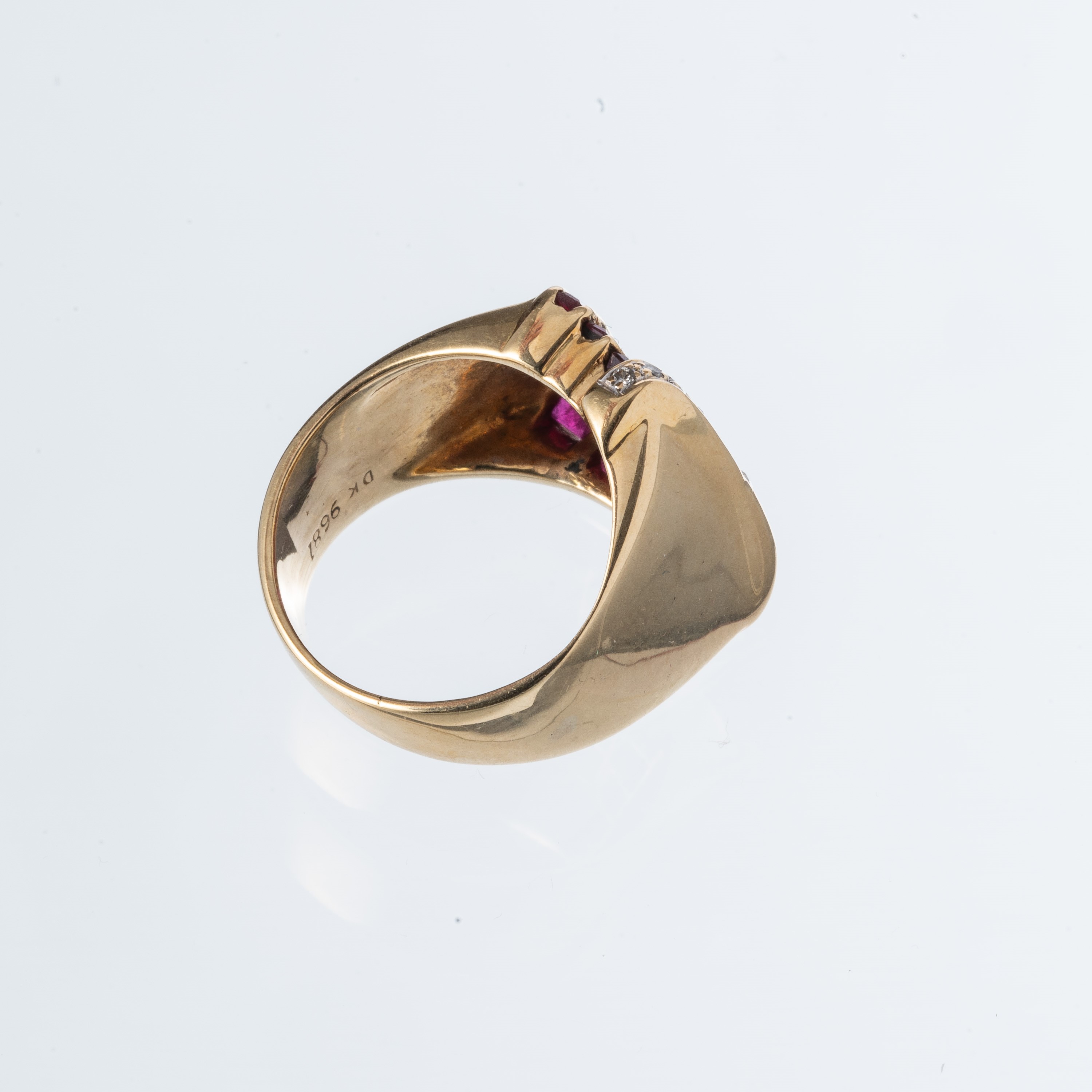 Anello in oro giallo 14 kt con rubini e diamanti
