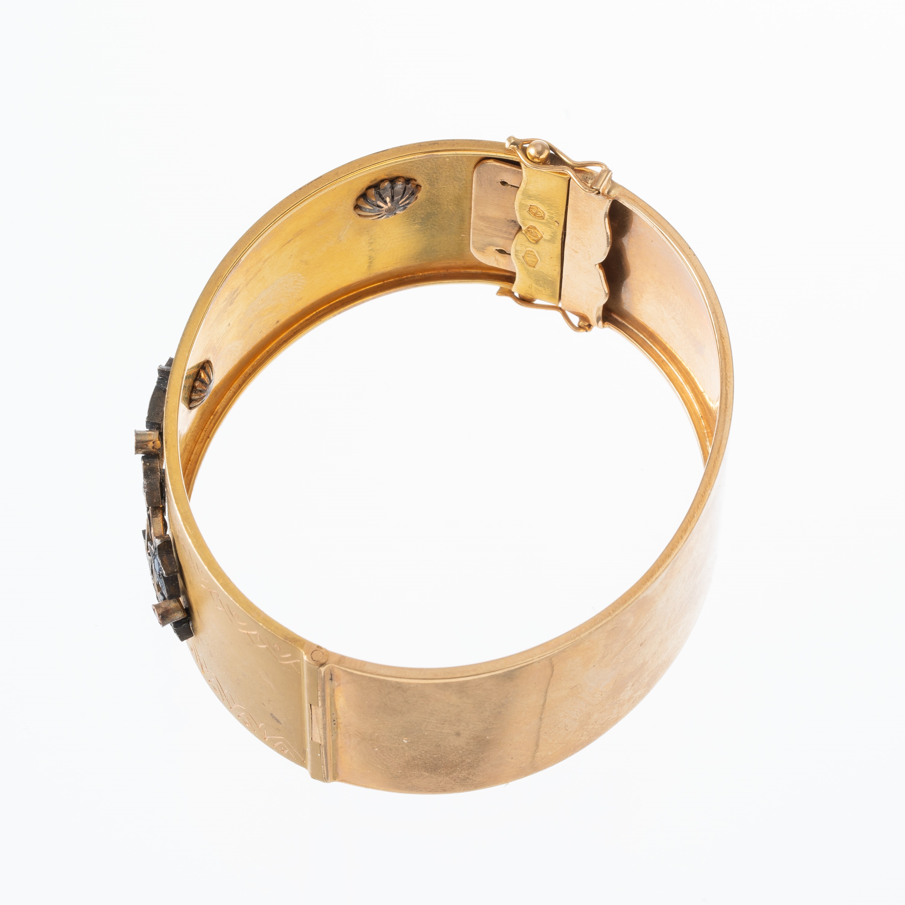 Bracciale alla schiava in oro giallo 18 kt, argento brunito, rosette di diamanti