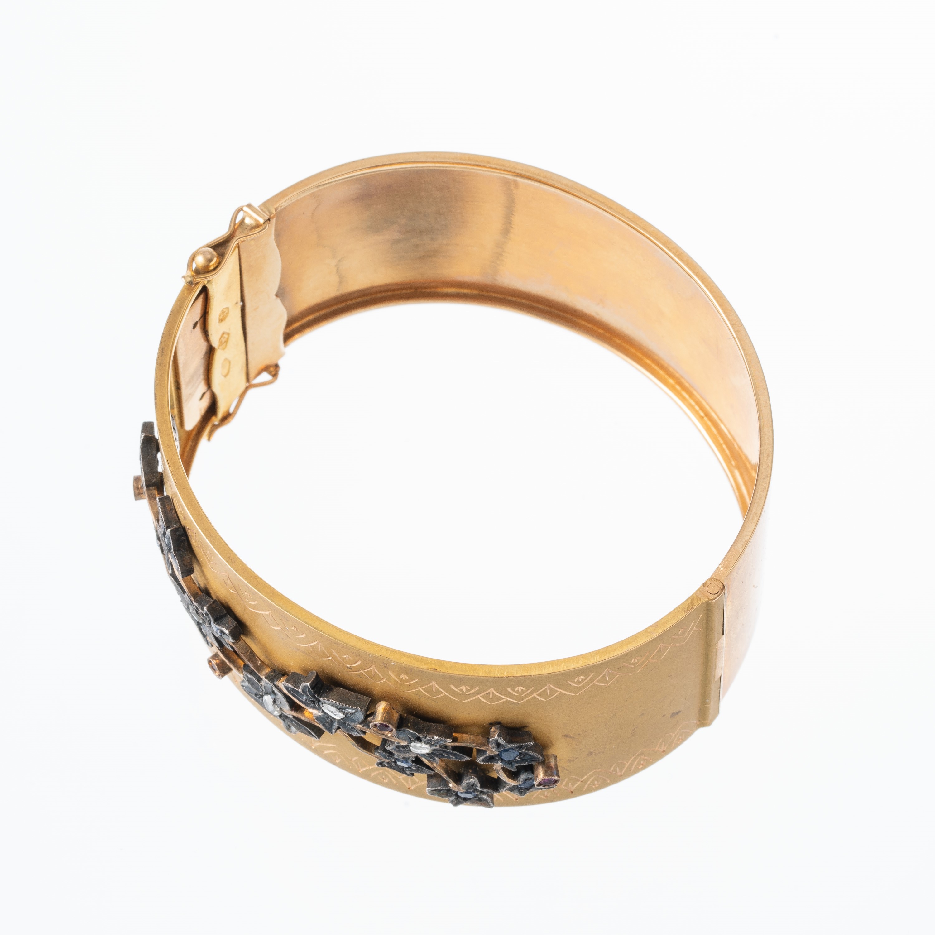 Bracciale alla schiava in oro giallo 18 kt, argento brunito, rosette di diamanti