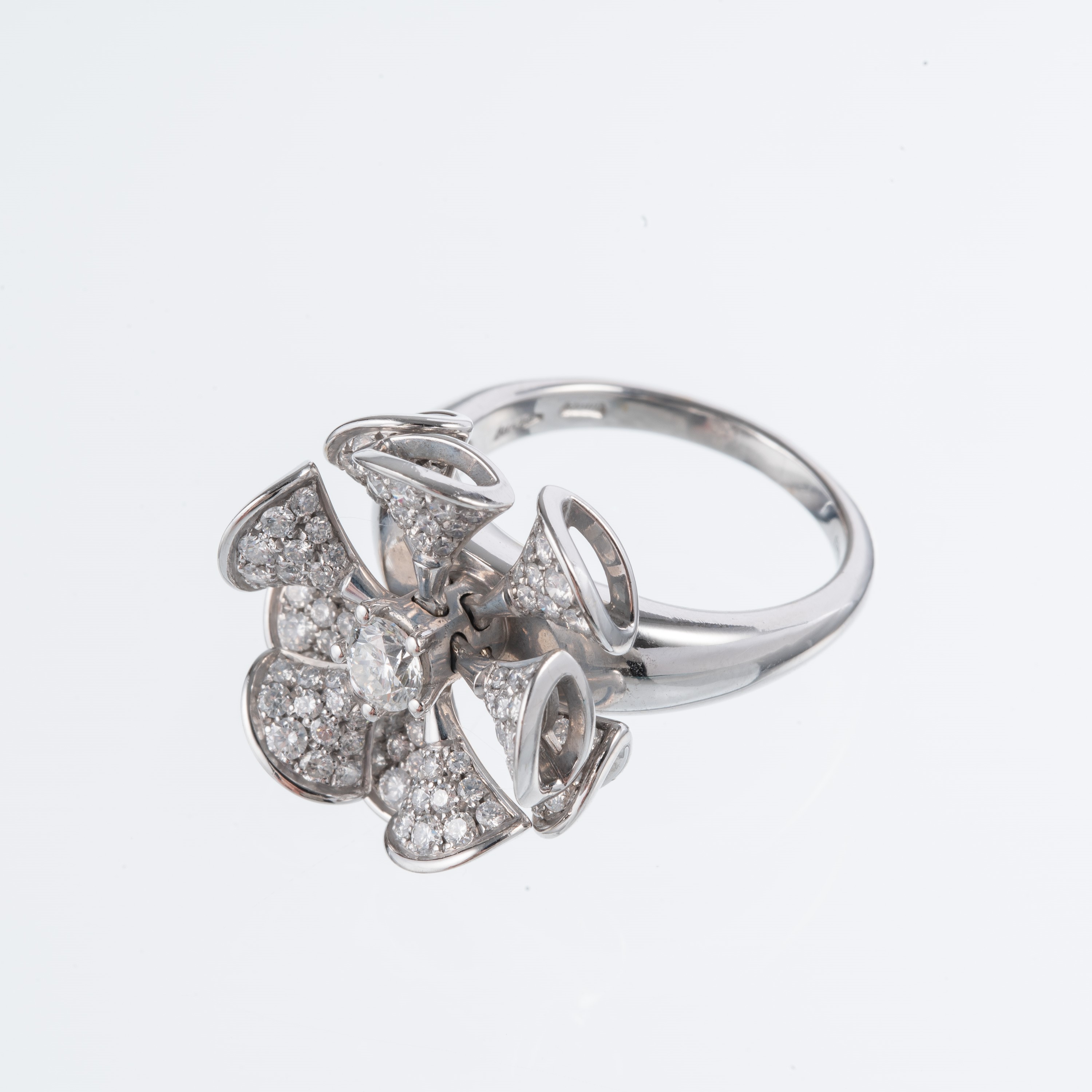 Bulgari - Anello Margherita in oro bianco 18 kt con diamanti (mod. 350769, 2017)