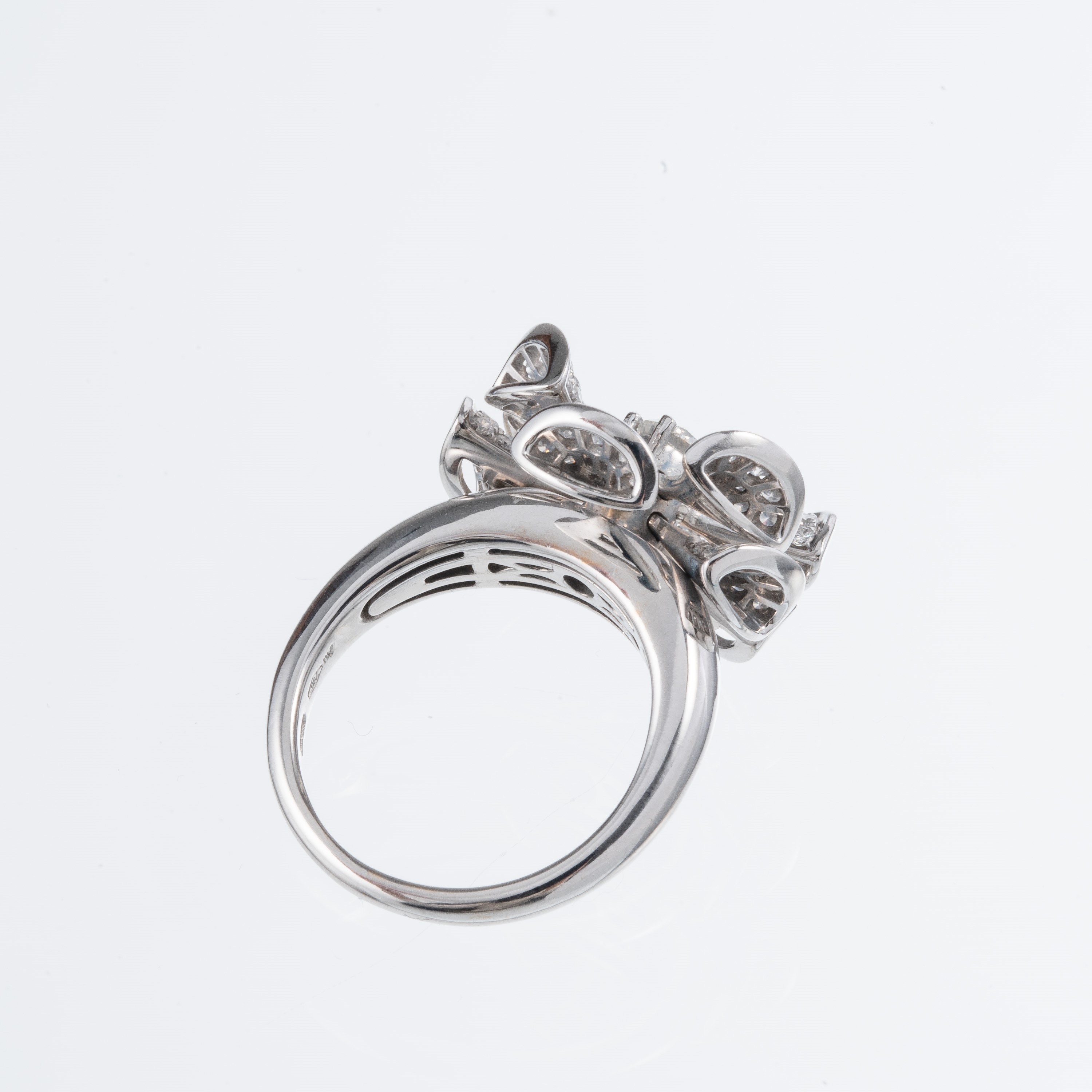 Bulgari - Anello Margherita in oro bianco 18 kt con diamanti (mod. 350769, 2017)