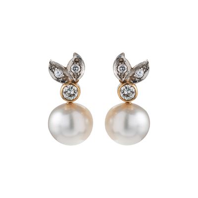 Orecchini, Oro giallo 18 kt con perle di mare coltivate e brillanti