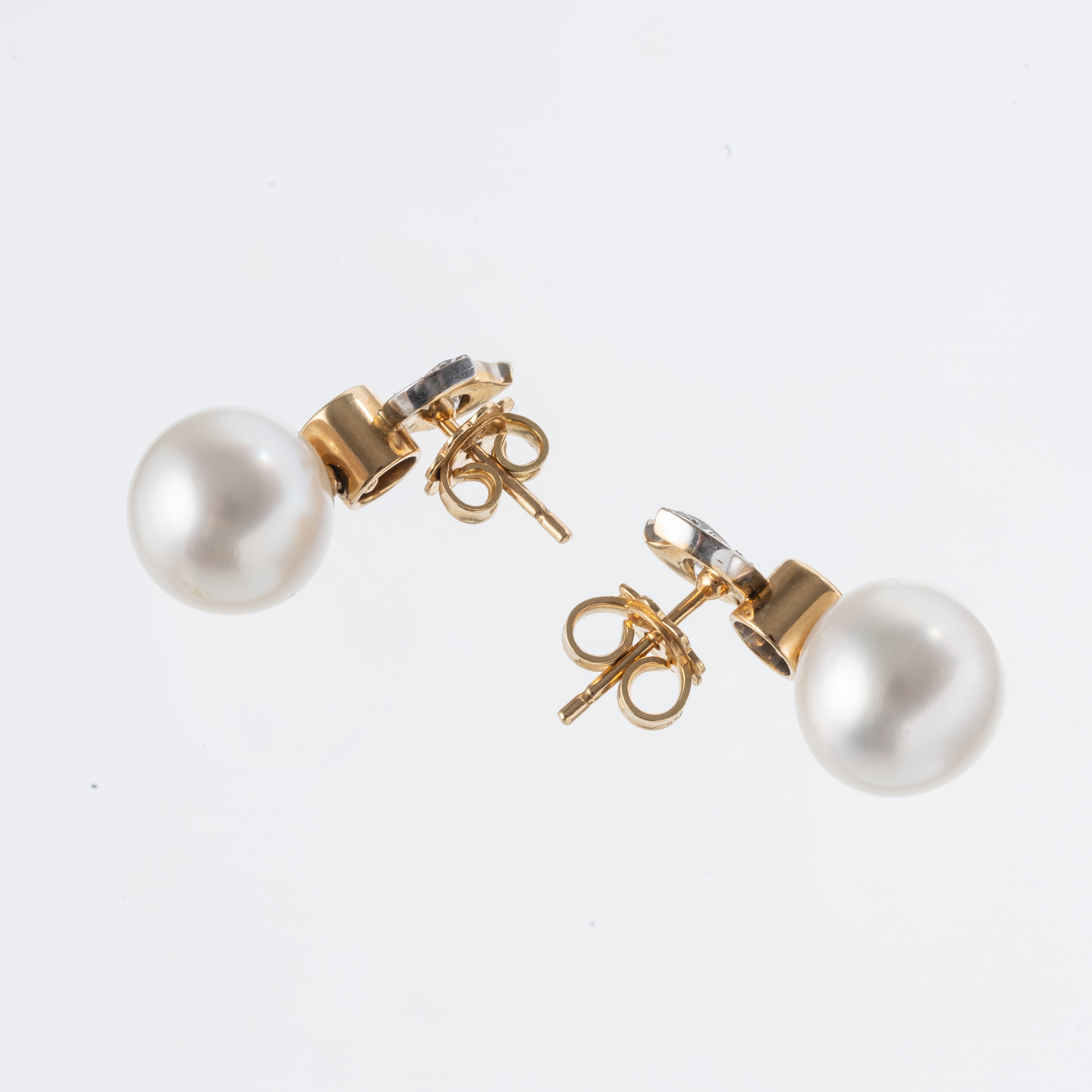 Orecchini, Oro giallo 18 kt con perle di mare coltivate e brillanti