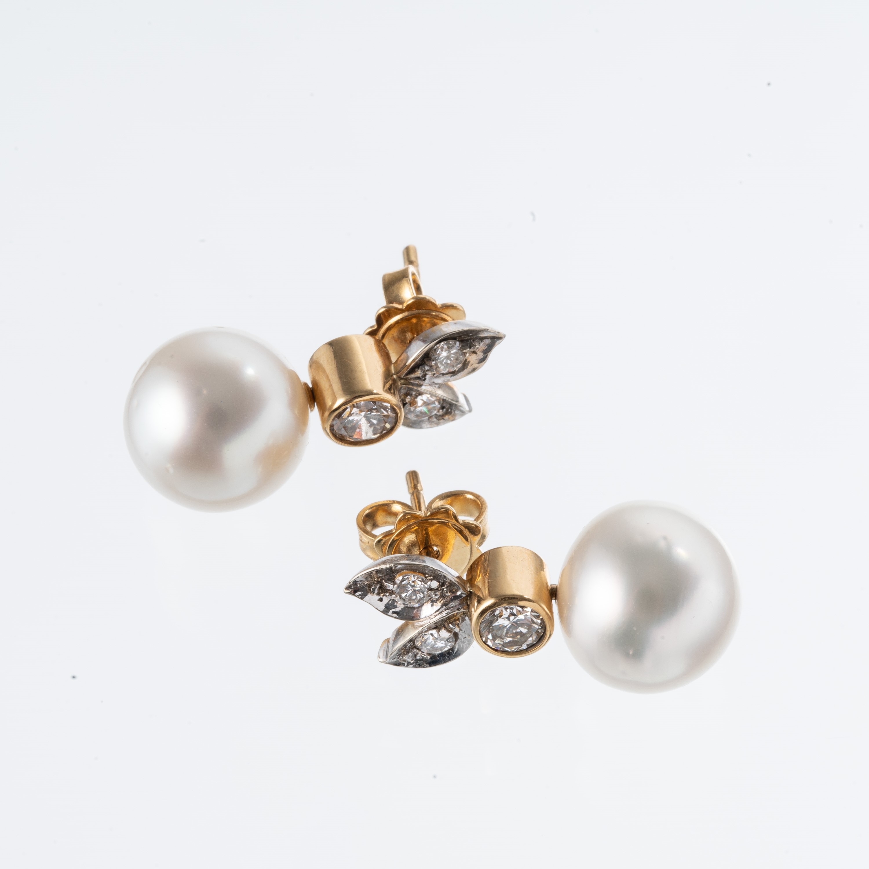 Orecchini, Oro giallo 18 kt con perle di mare coltivate e brillanti