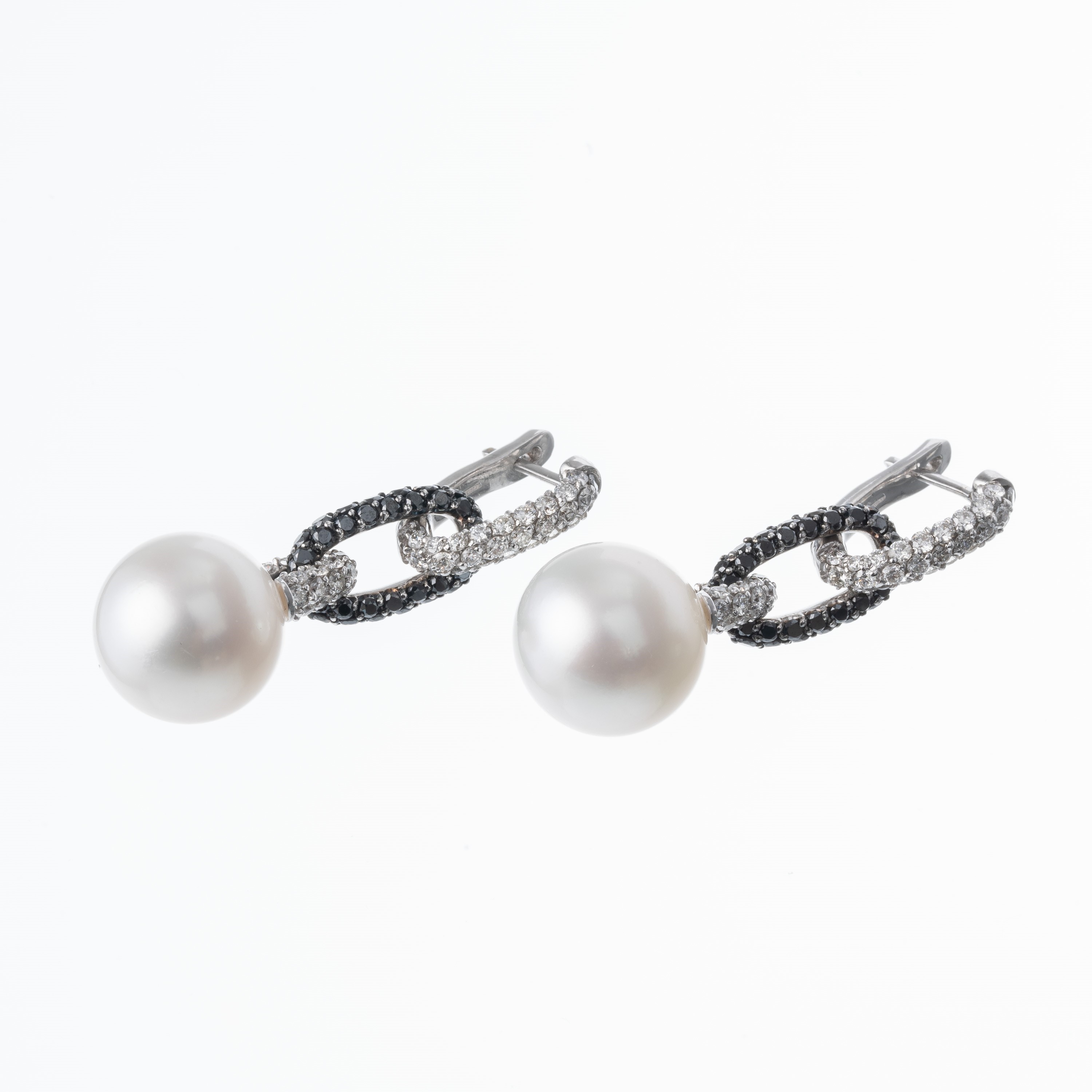 Orecchini, Oro bianco 18 kt con perle coltivate e diamanti bianchi e neri