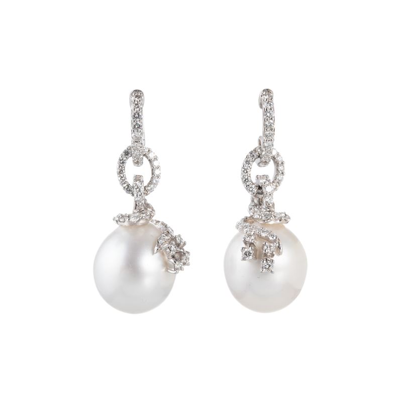 Orecchini in oro bianco 18 kt con perle barocche e brillanti, 1,52 ct