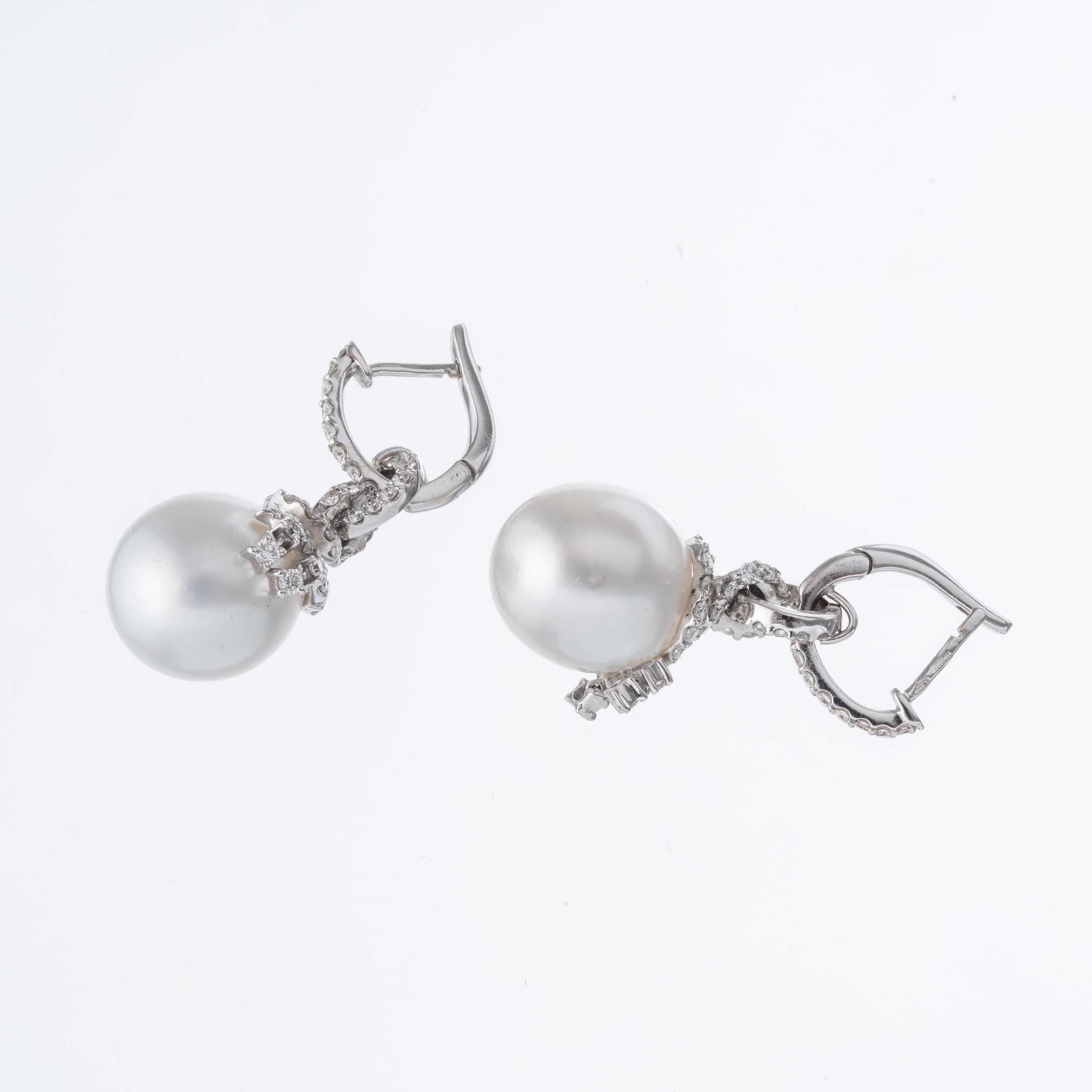 Orecchini in oro bianco 18 kt con perle barocche e brillanti, 1,52 ct