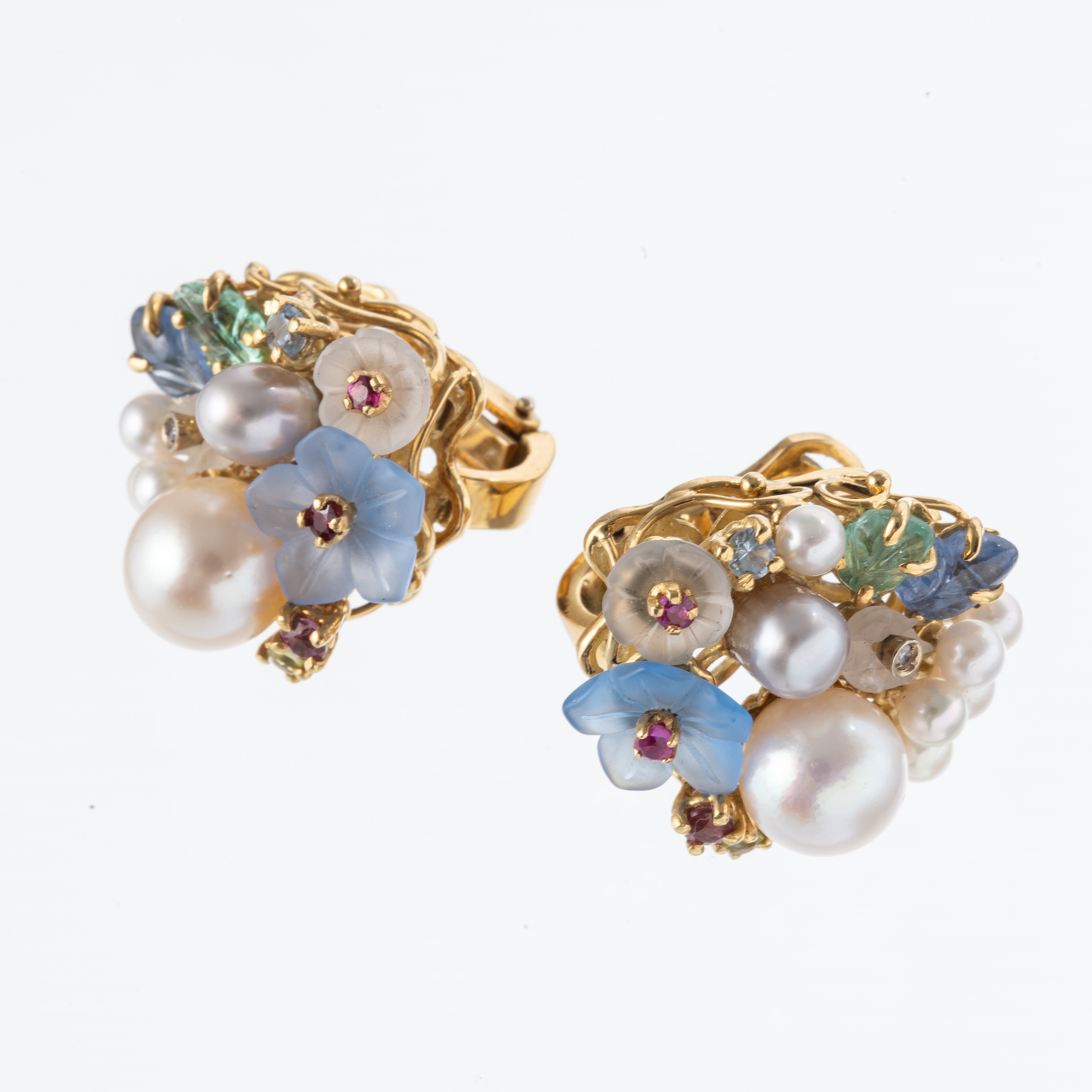 Orecchini, oro bianco 18 kt con perle, zaffiri e smeraldi