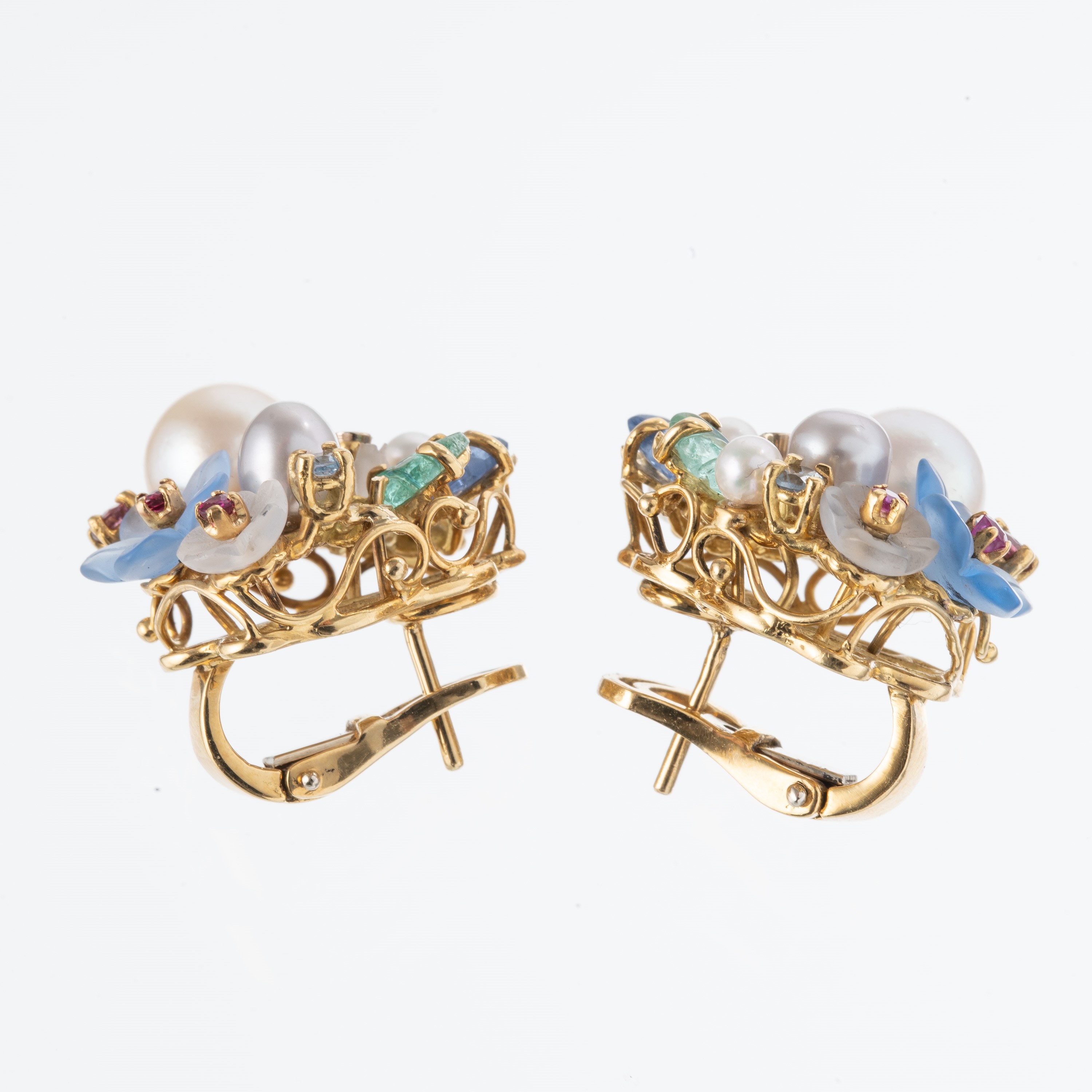Orecchini, oro bianco 18 kt con perle, zaffiri e smeraldi