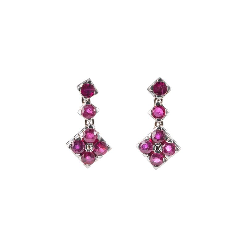 Orecchini in oro bianco 18 kt con rubini, 1,50 ct