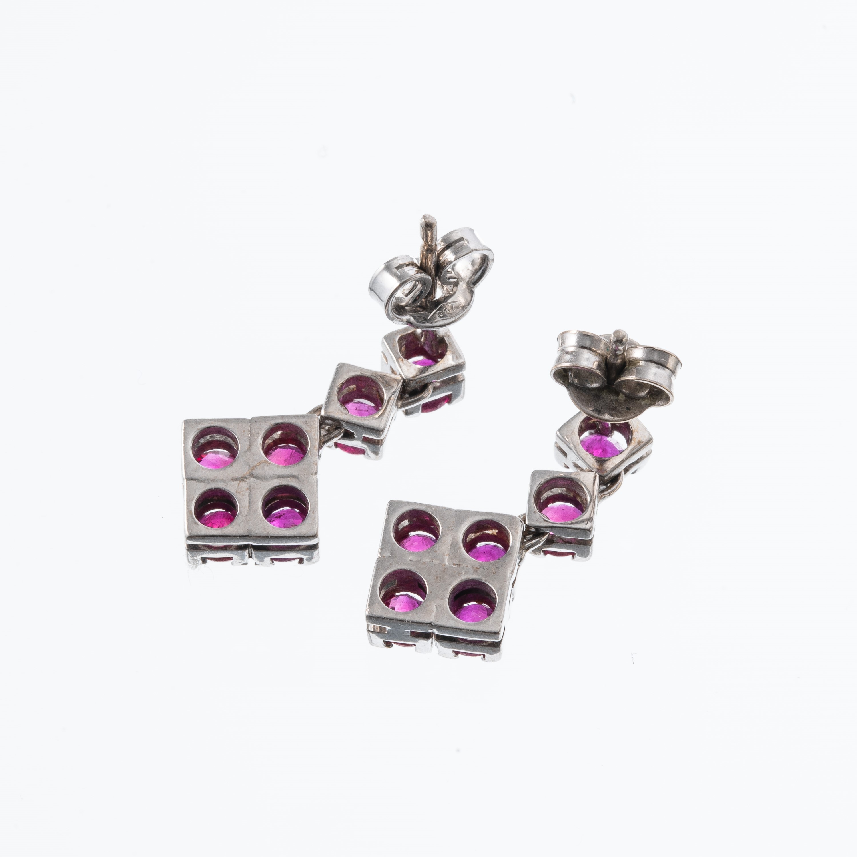 Orecchini in oro bianco 18 kt con rubini, 1,50 ct