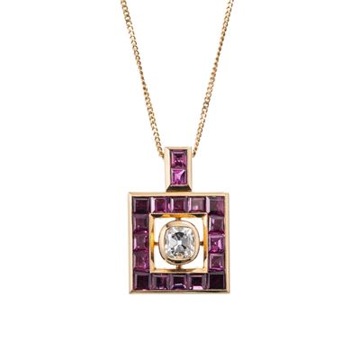 Oro giallo 18 kt, Ciondolo con brillante centrale taglio cuscino «vecchia Europa» e contorno di r...