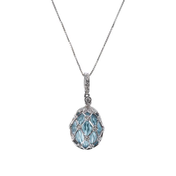 CIONDOLO CON CATENA IN ORO BIANCO CON UN TOPAZIO AZZURRO SCANALATO E DIAMANTI