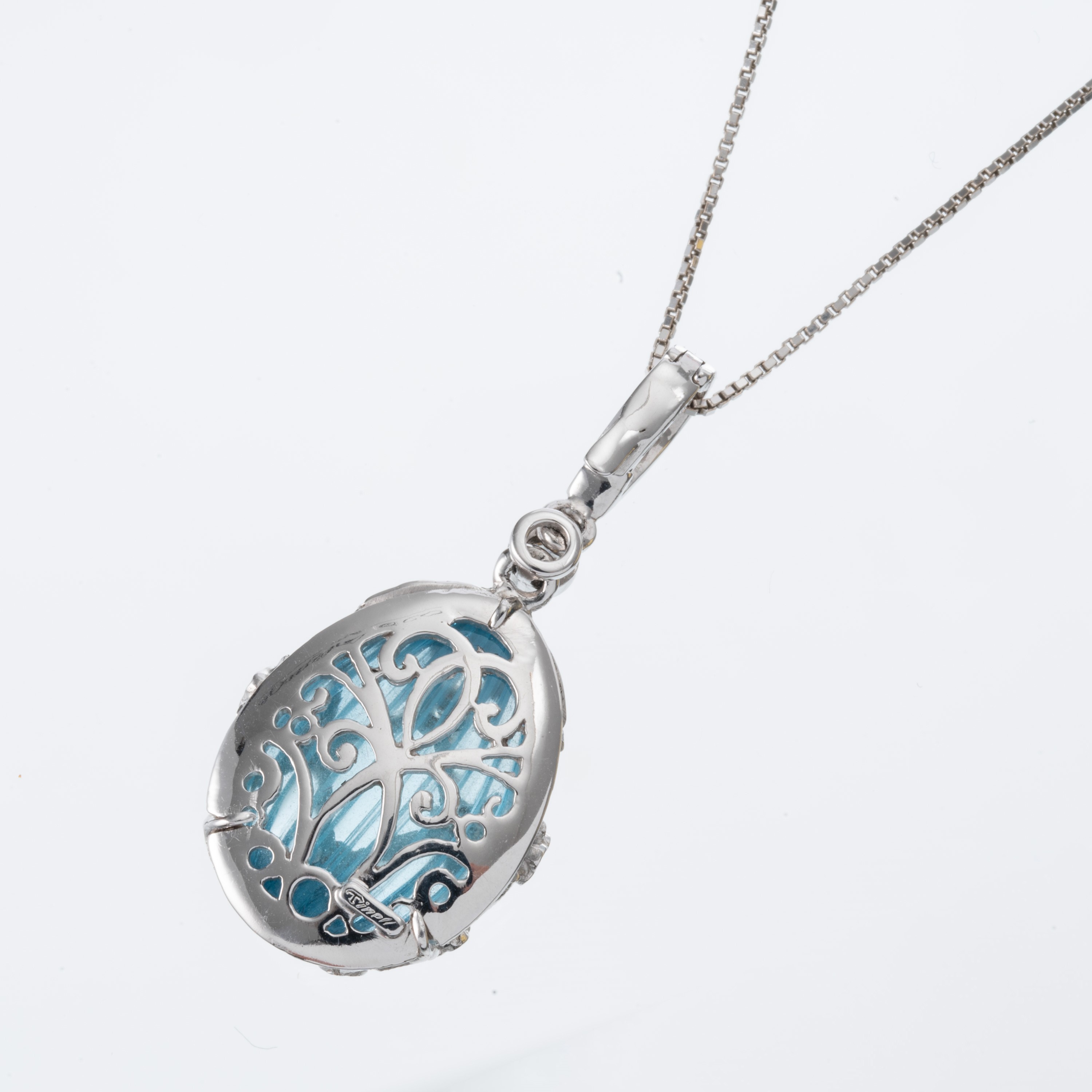 Ciondolo con catena in oro bianco 18 kt, topazio azzurro scanalato e brillanti