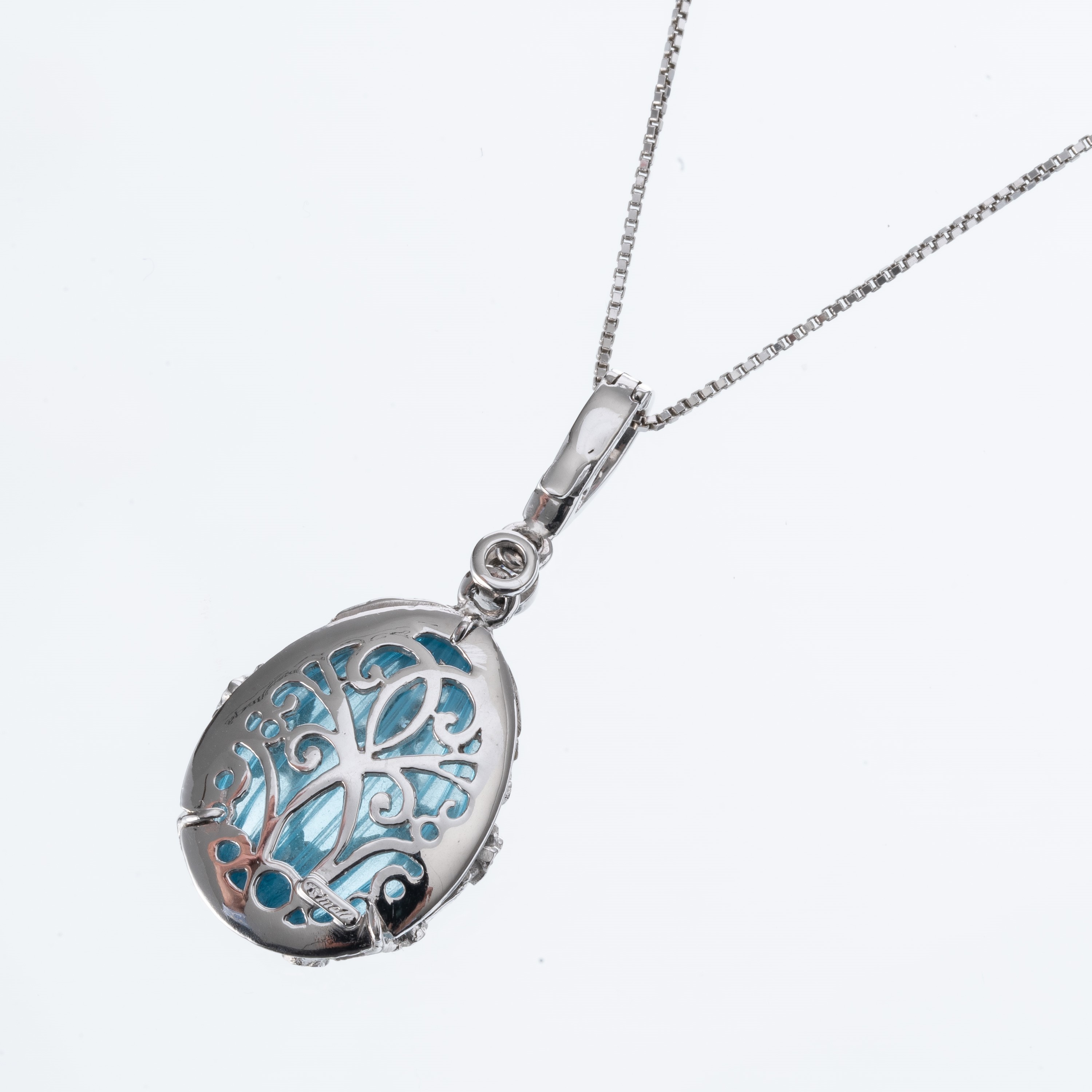 Ciondolo con catena in oro bianco 18 kt, topazio azzurro scanalato e brillanti