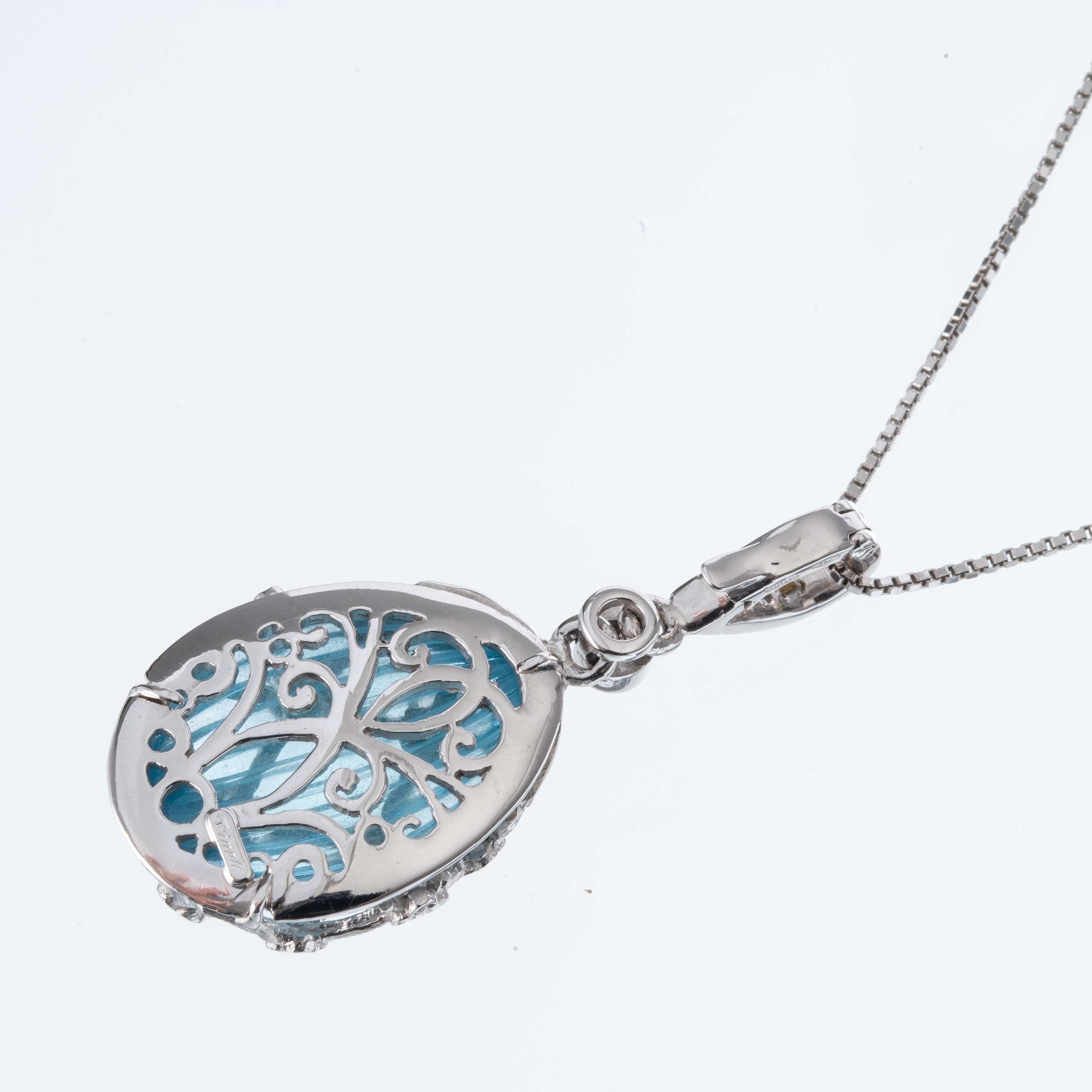 Ciondolo con catena in oro bianco 18 kt, topazio azzurro scanalato e brillanti