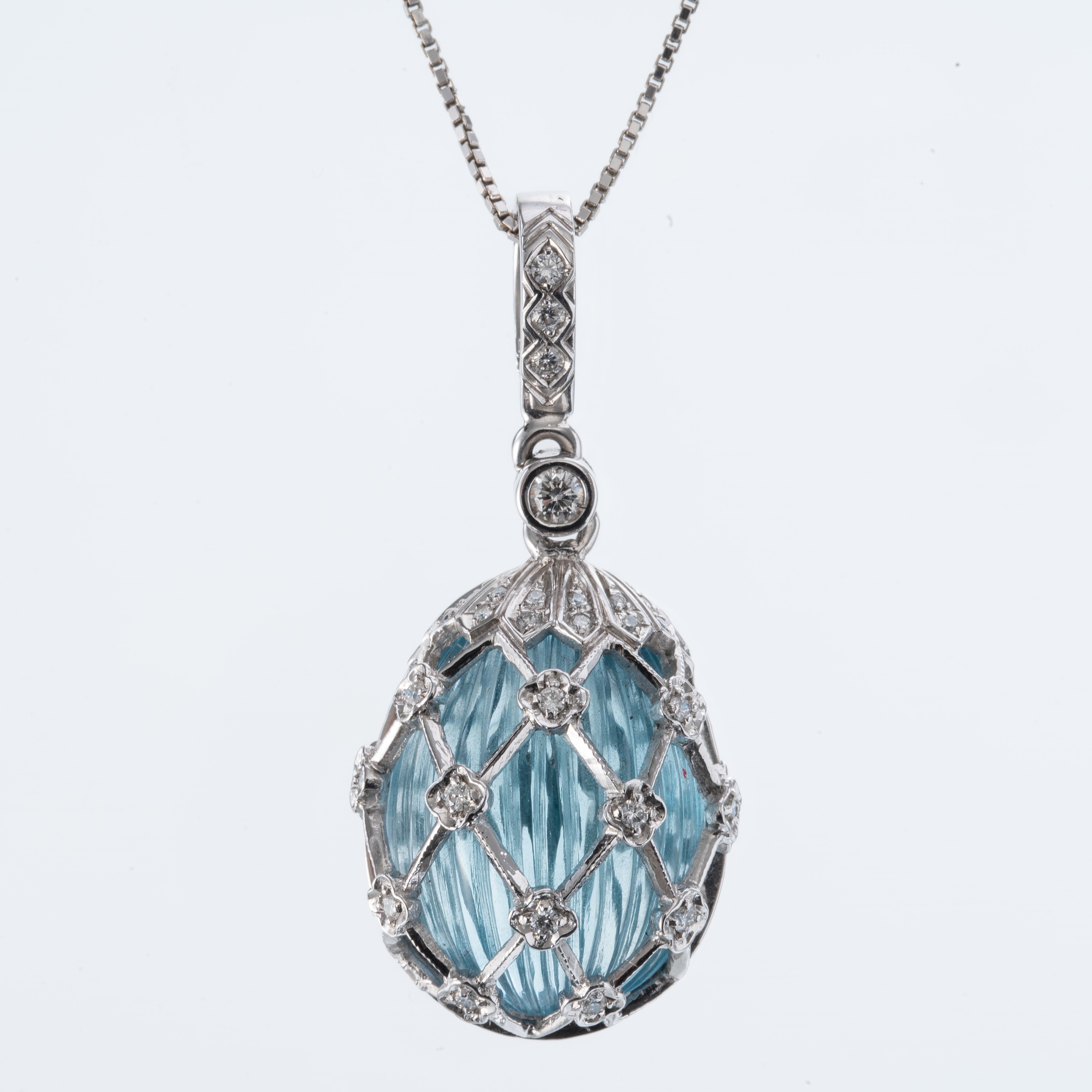 Ciondolo con catena in oro bianco 18 kt, topazio azzurro scanalato e brillanti