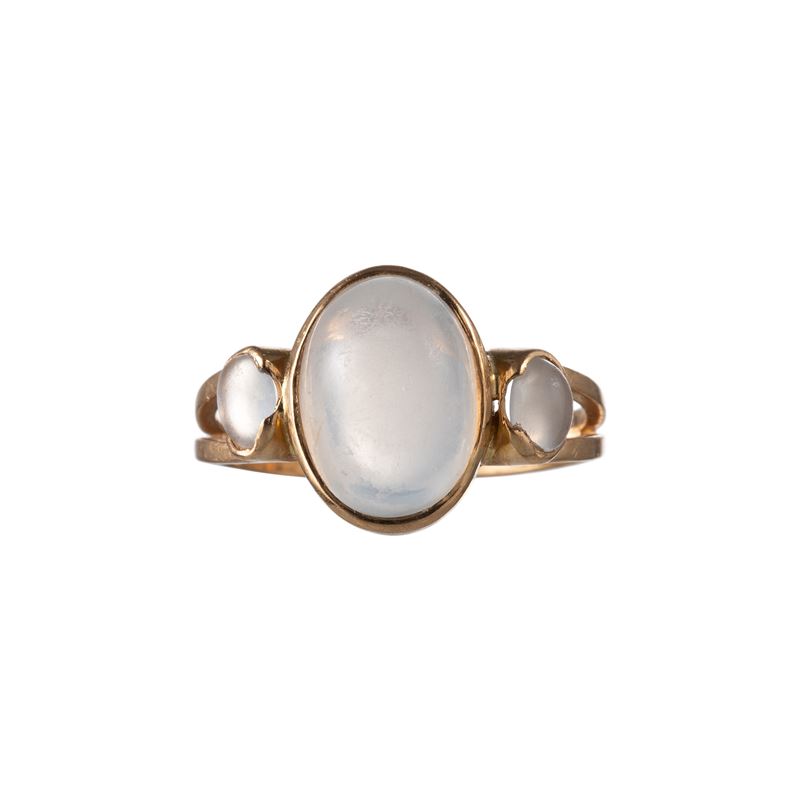 Anello in oro giallo 18 kt con pietra di luna cabochon (9x13 mm)