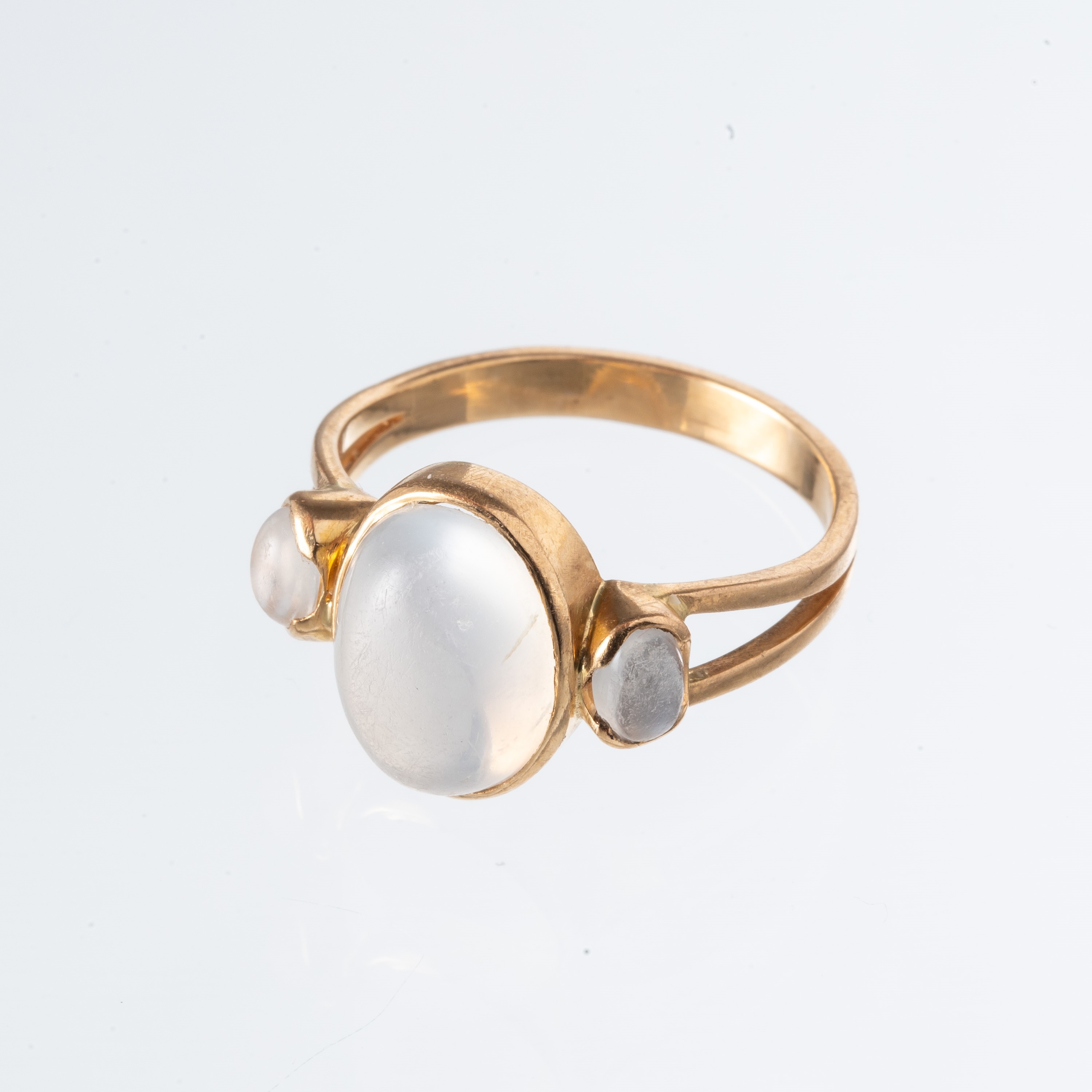 Anello in oro giallo 18 kt con pietra di luna cabochon (9x13 mm)