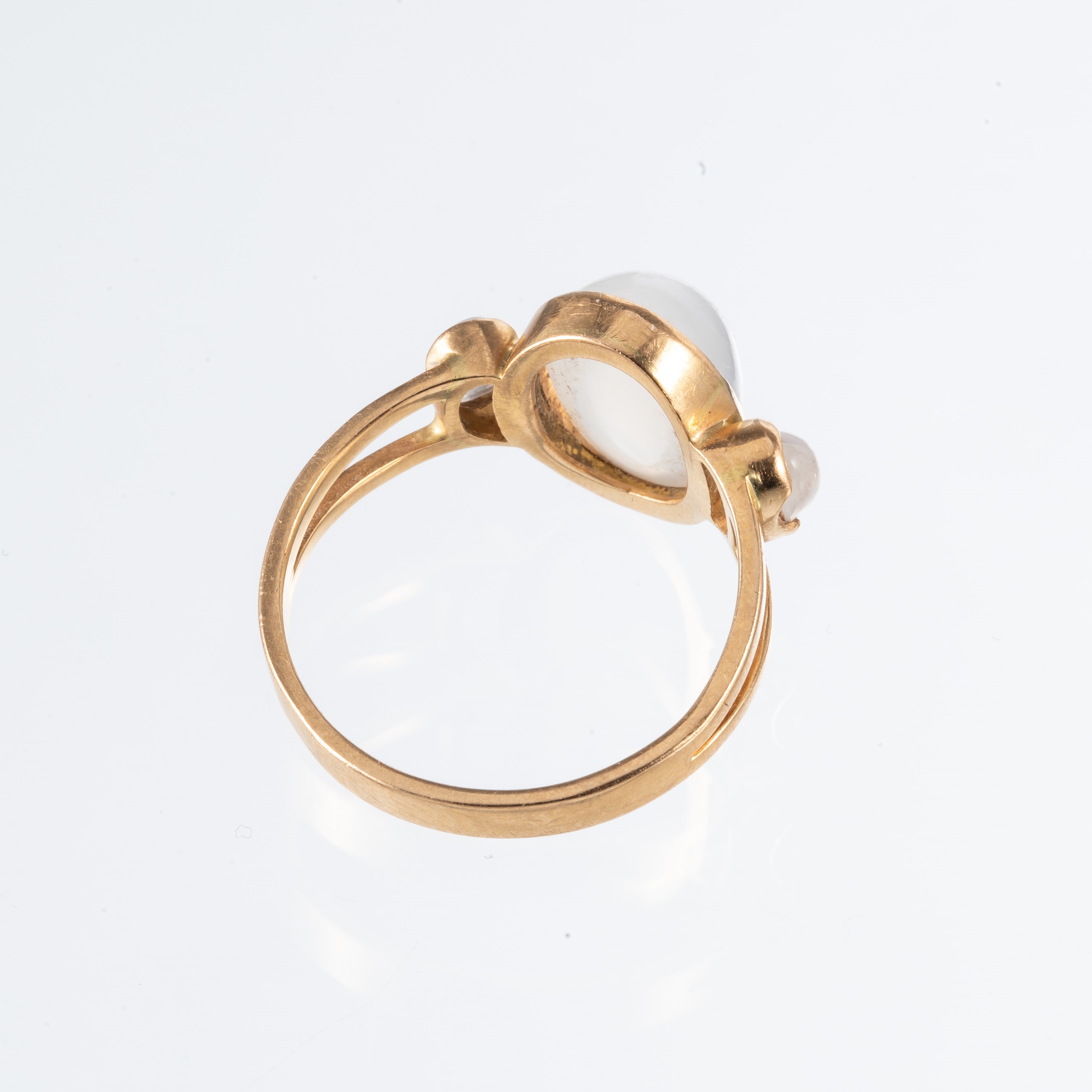 Anello in oro giallo 18 kt con pietra di luna cabochon (9x13 mm)