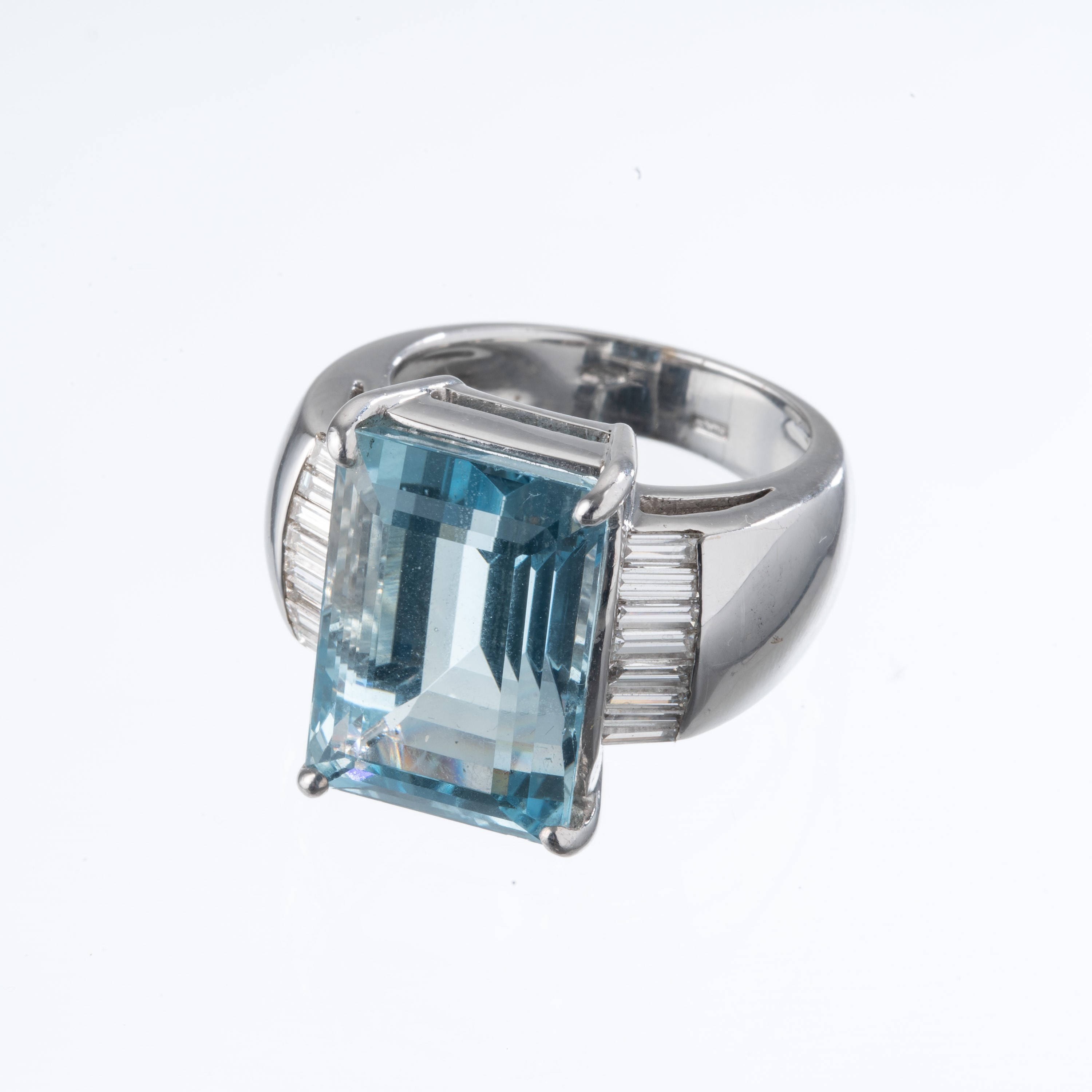 Anello in oro bianco 18 kt con acquamarina e diamanti, mis. EU 15/55