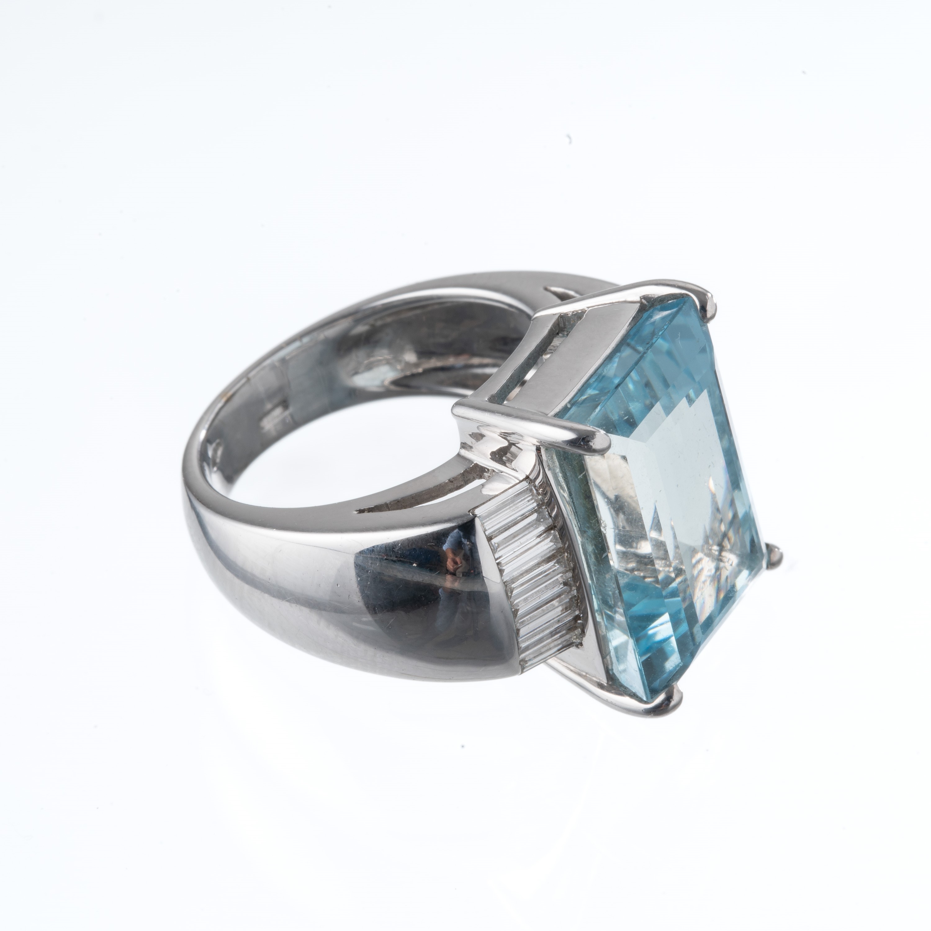 Anello in oro bianco 18 kt con acquamarina e diamanti, mis. EU 15/55