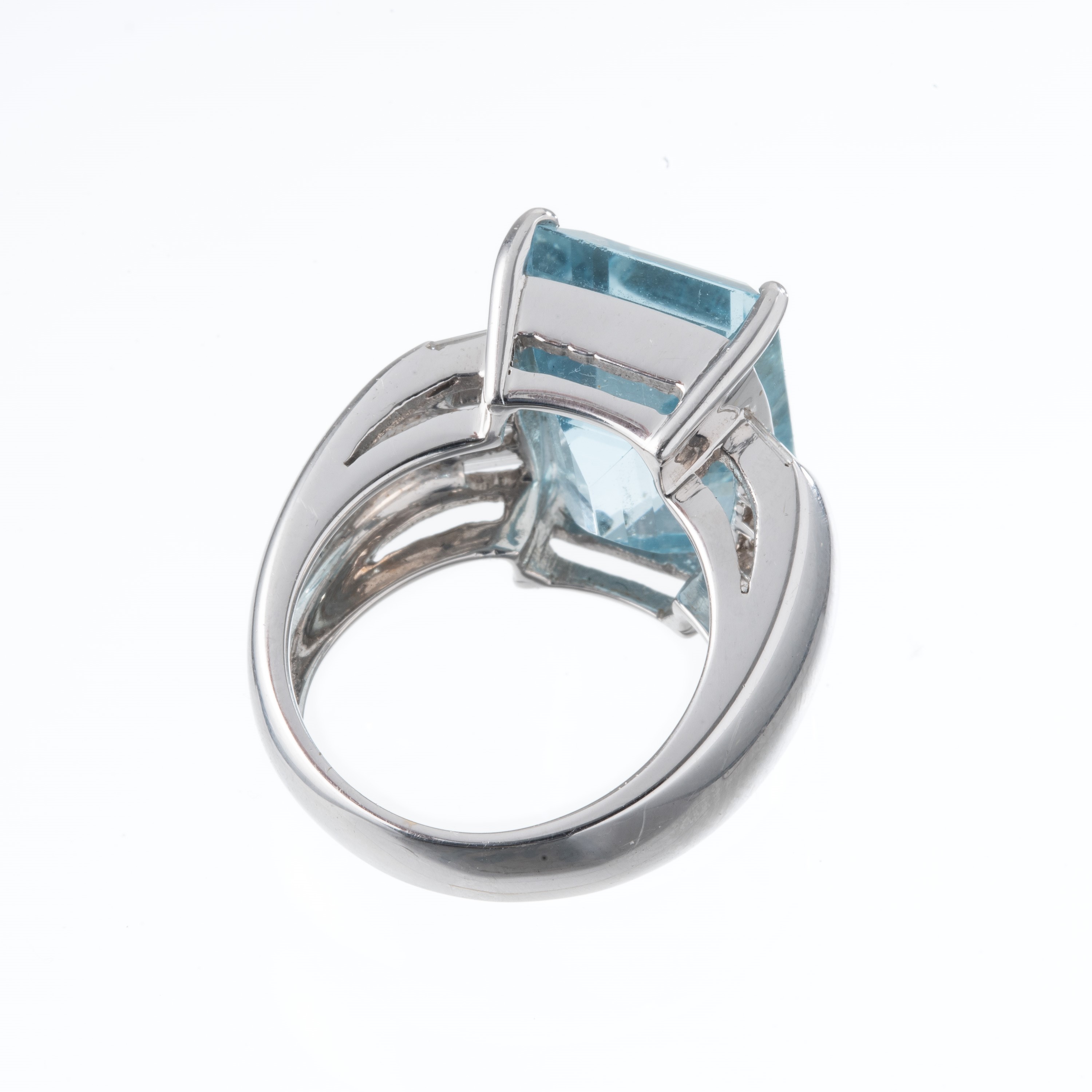 Anello in oro bianco 18 kt con acquamarina e diamanti, mis. EU 15/55
