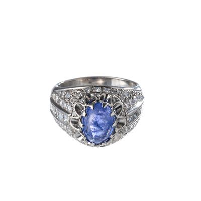 Anello in oro bianco 18 kt con tanzanite cabochon e diamanti