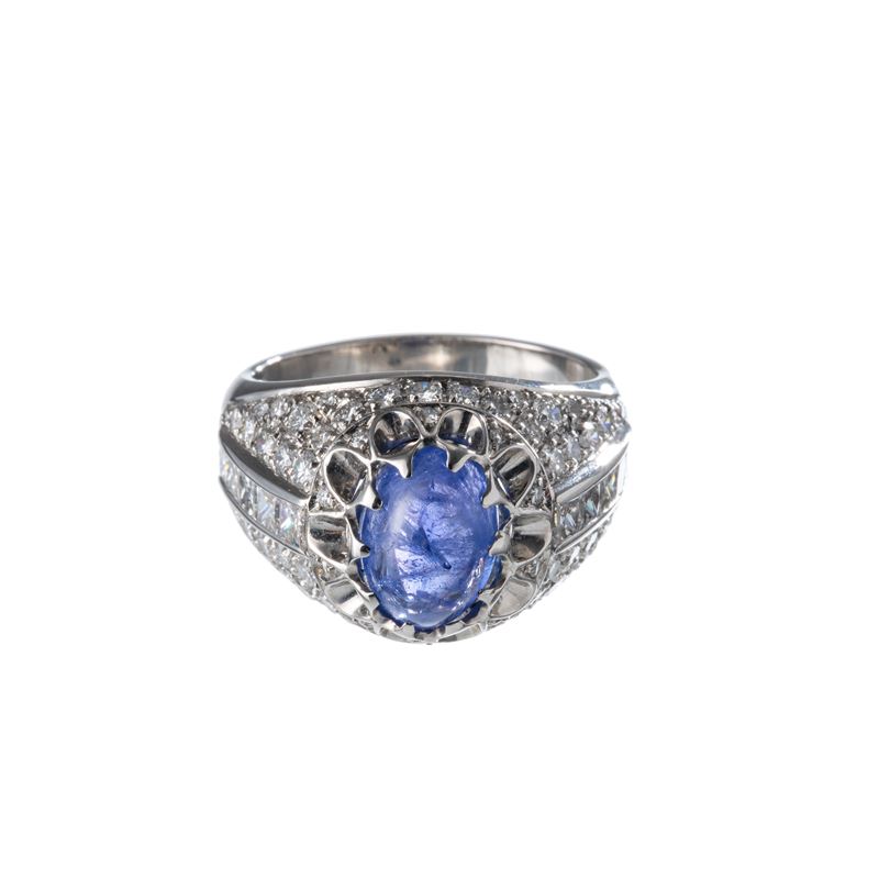 Anello in oro bianco 18 kt con tanzanite cabochon e diamanti