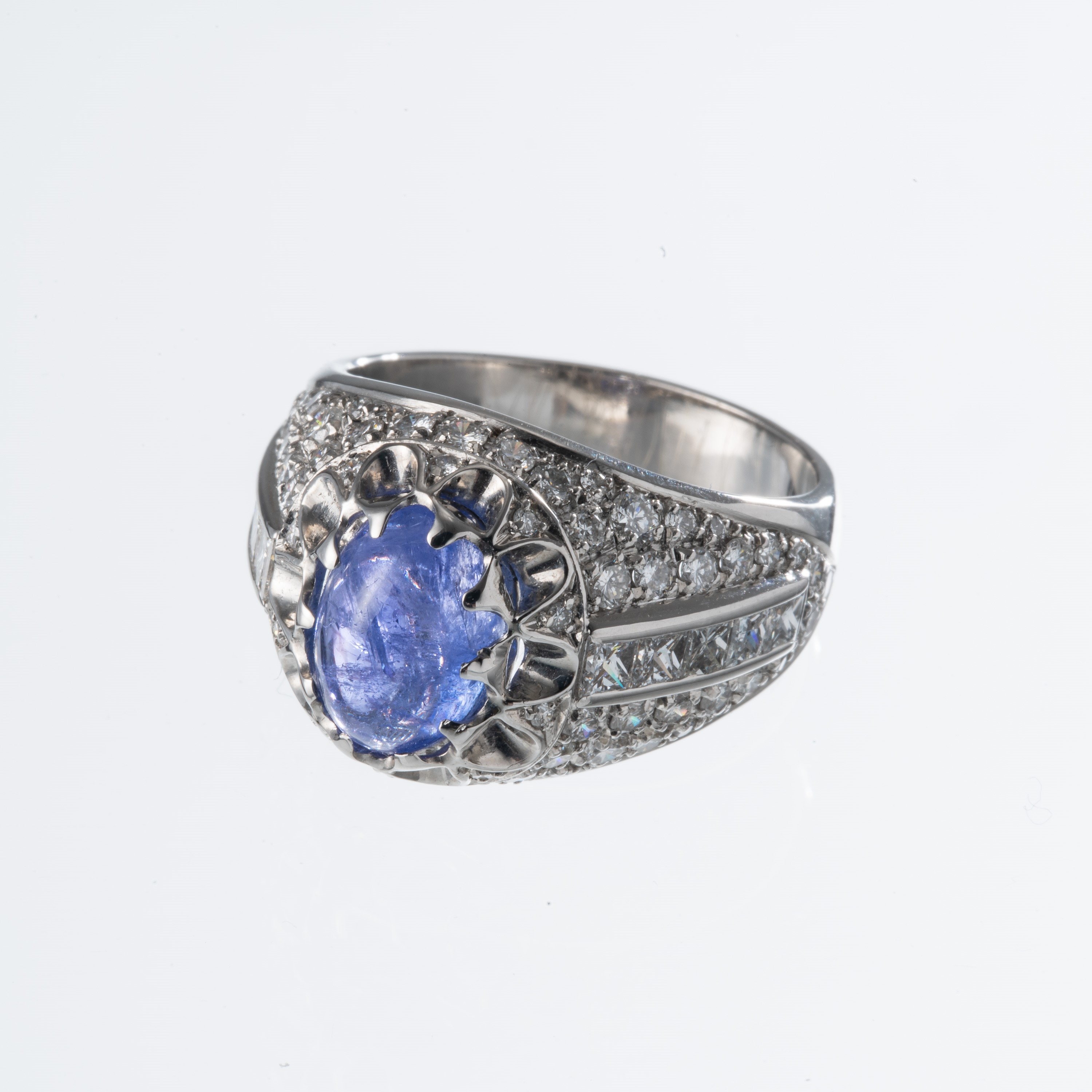 Anello in oro bianco 18 kt con tanzanite cabochon e diamanti