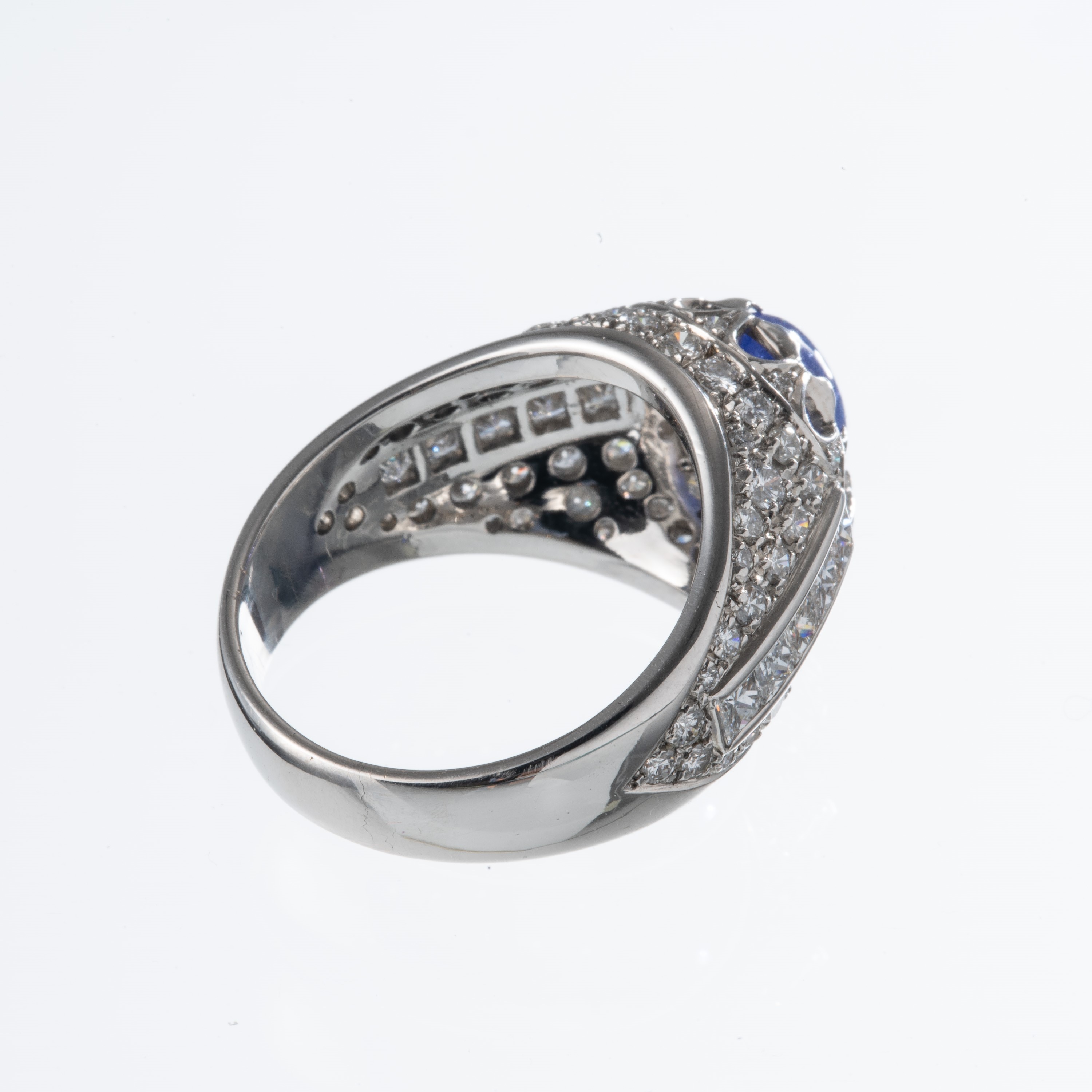 Anello in oro bianco 18 kt con tanzanite cabochon e diamanti