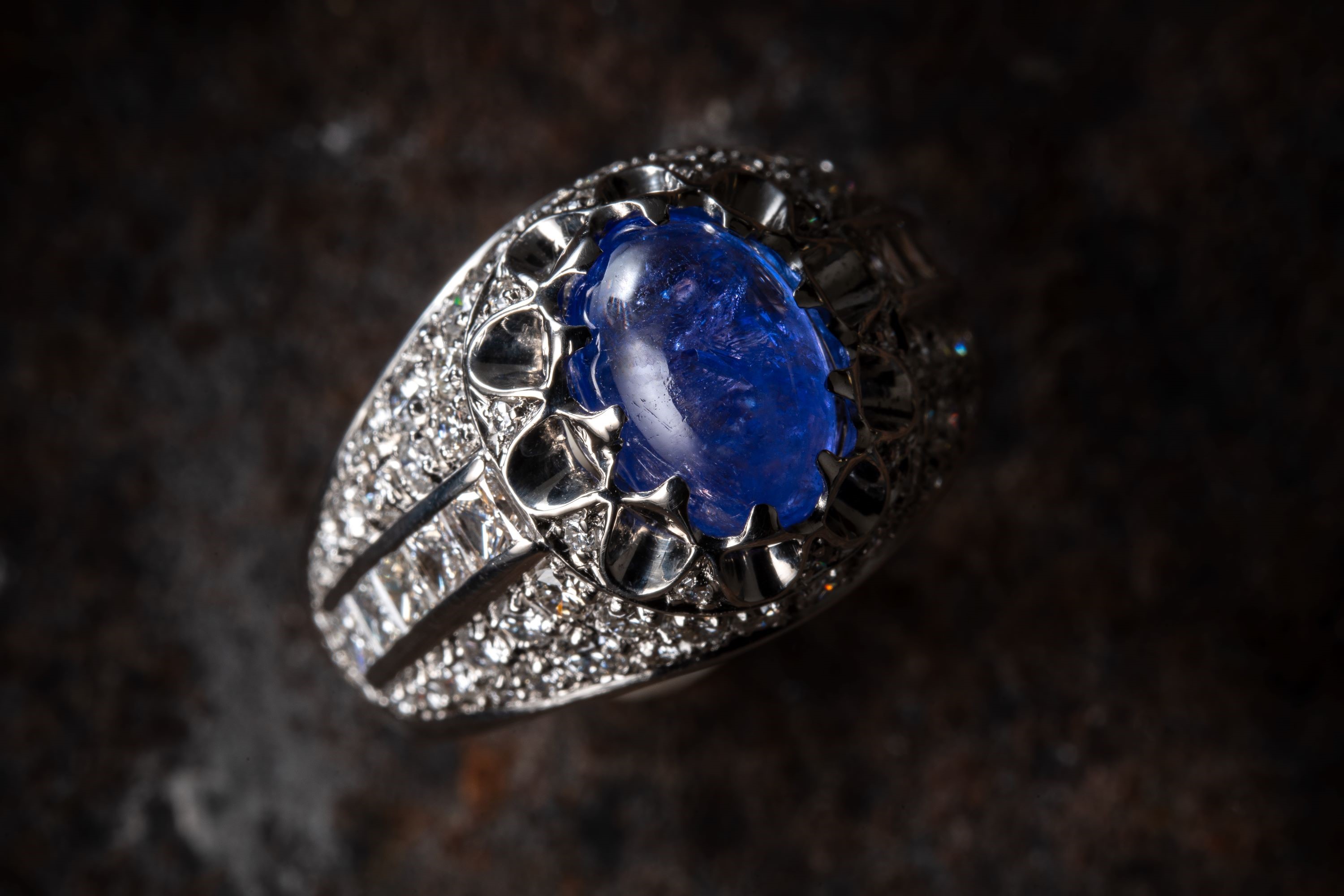 Anello in oro bianco 18 kt con tanzanite cabochon e diamanti