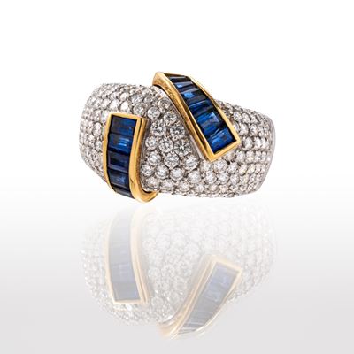 Alfieri & St. Jons, Anello in oro bicolore 18 kt con zaffiri quadrati e pavé di diamanti