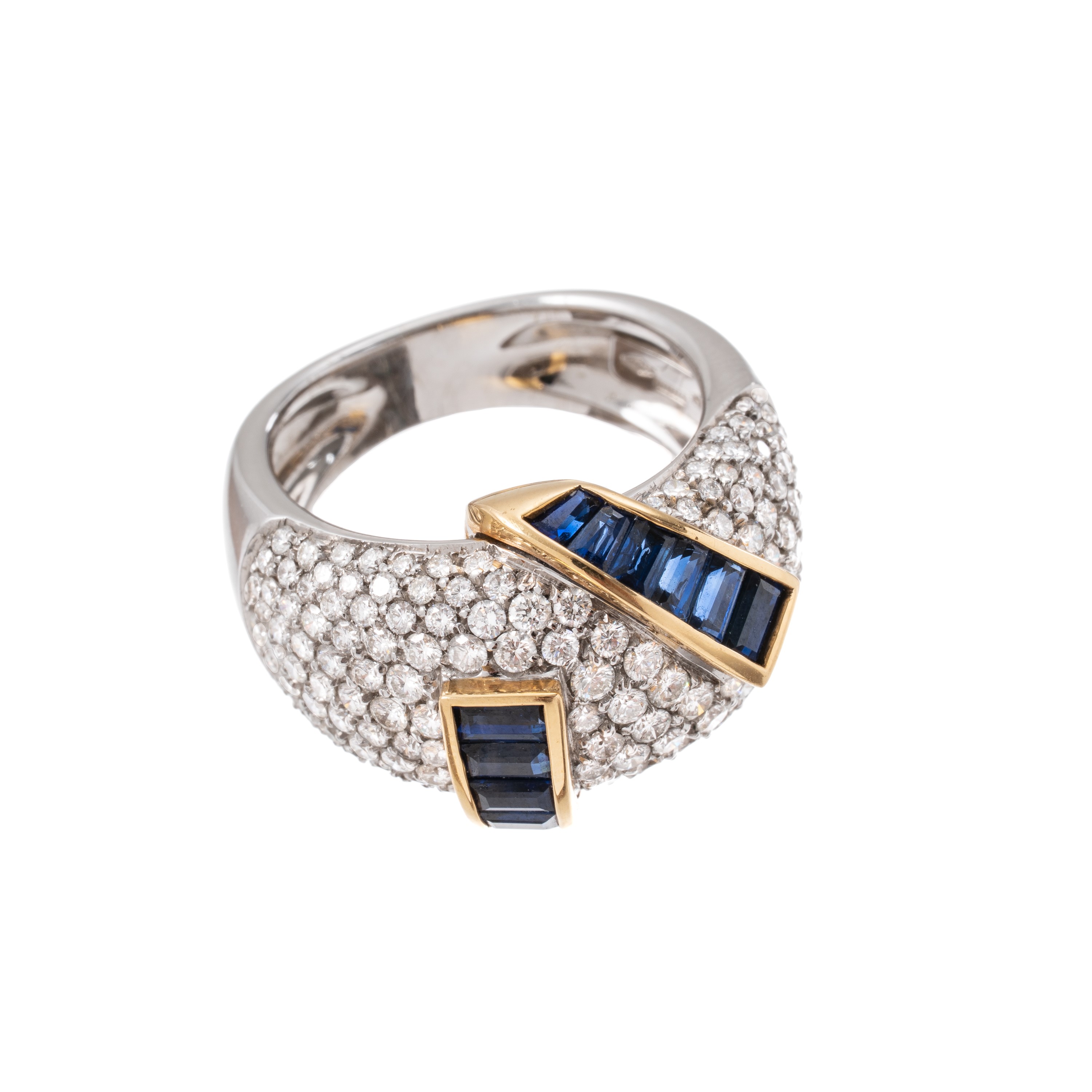 Alfier & St. Jons, Anello in oro bianco e oro giallo 18 kt con zaffiri carré e pavé di diamanti
