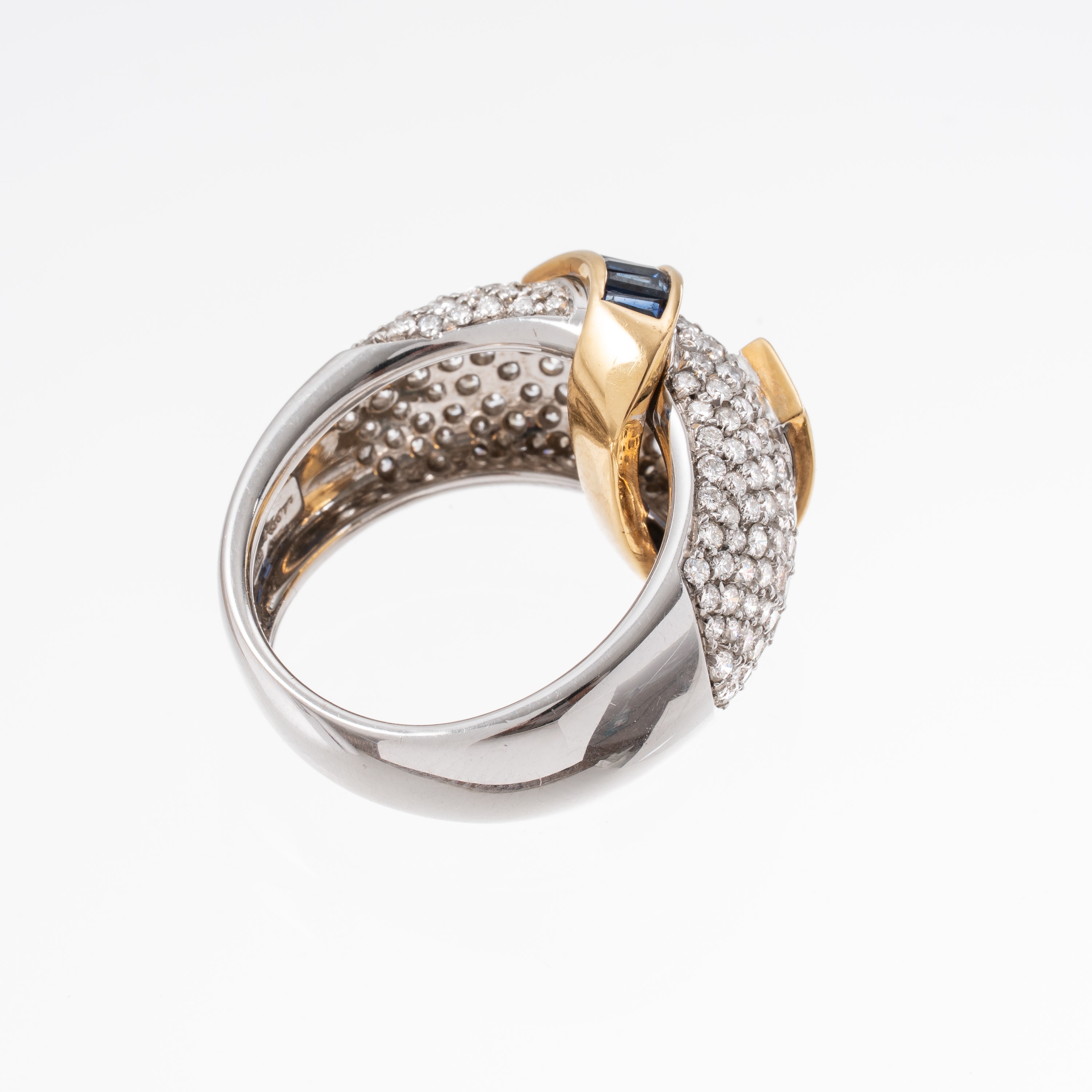 Alfier & St. Jons, Anello in oro bianco e oro giallo 18 kt con zaffiri carré e pavé di diamanti