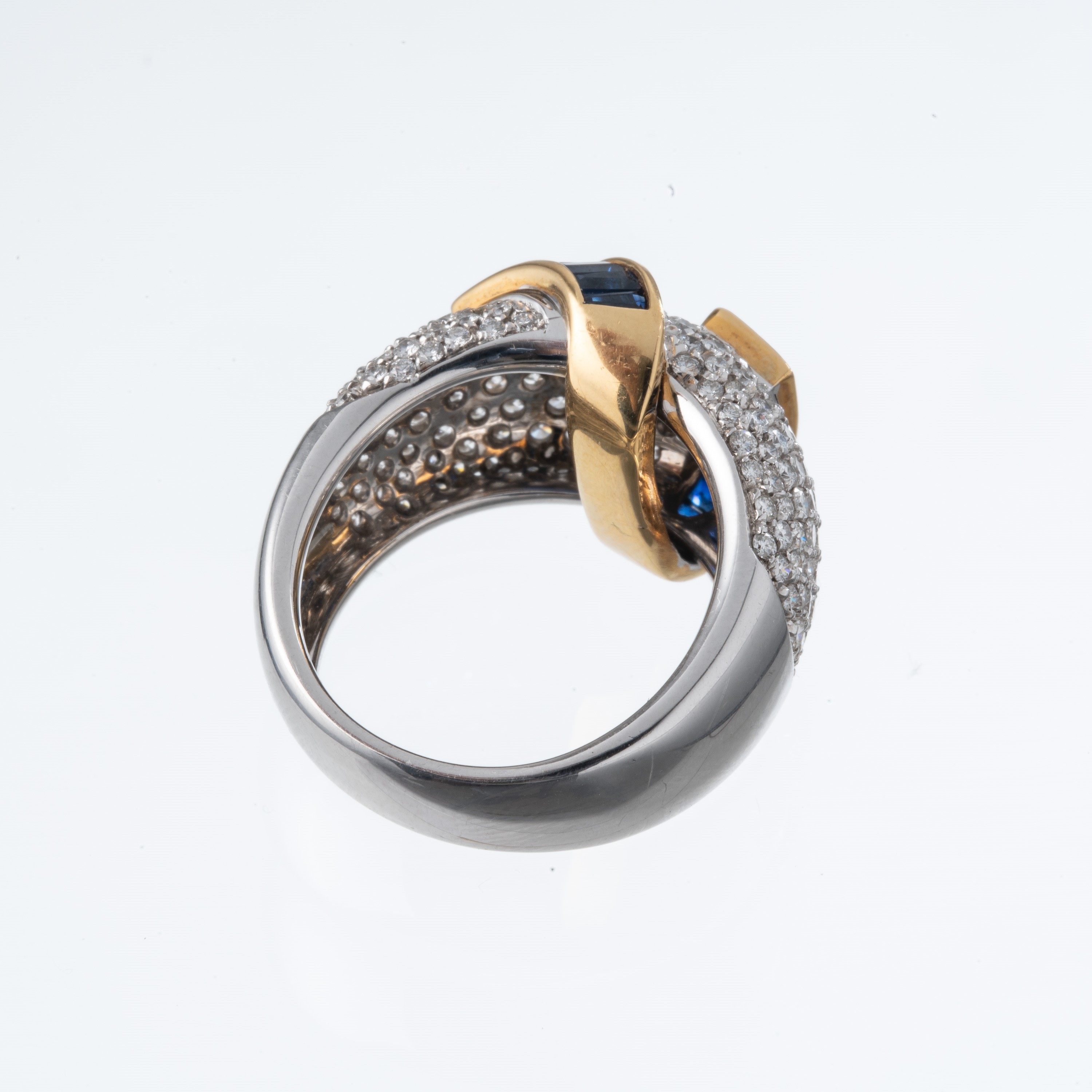 Alfier & St. Jons, Anello in oro bianco e oro giallo 18 kt con zaffiri carré e pavé di diamanti